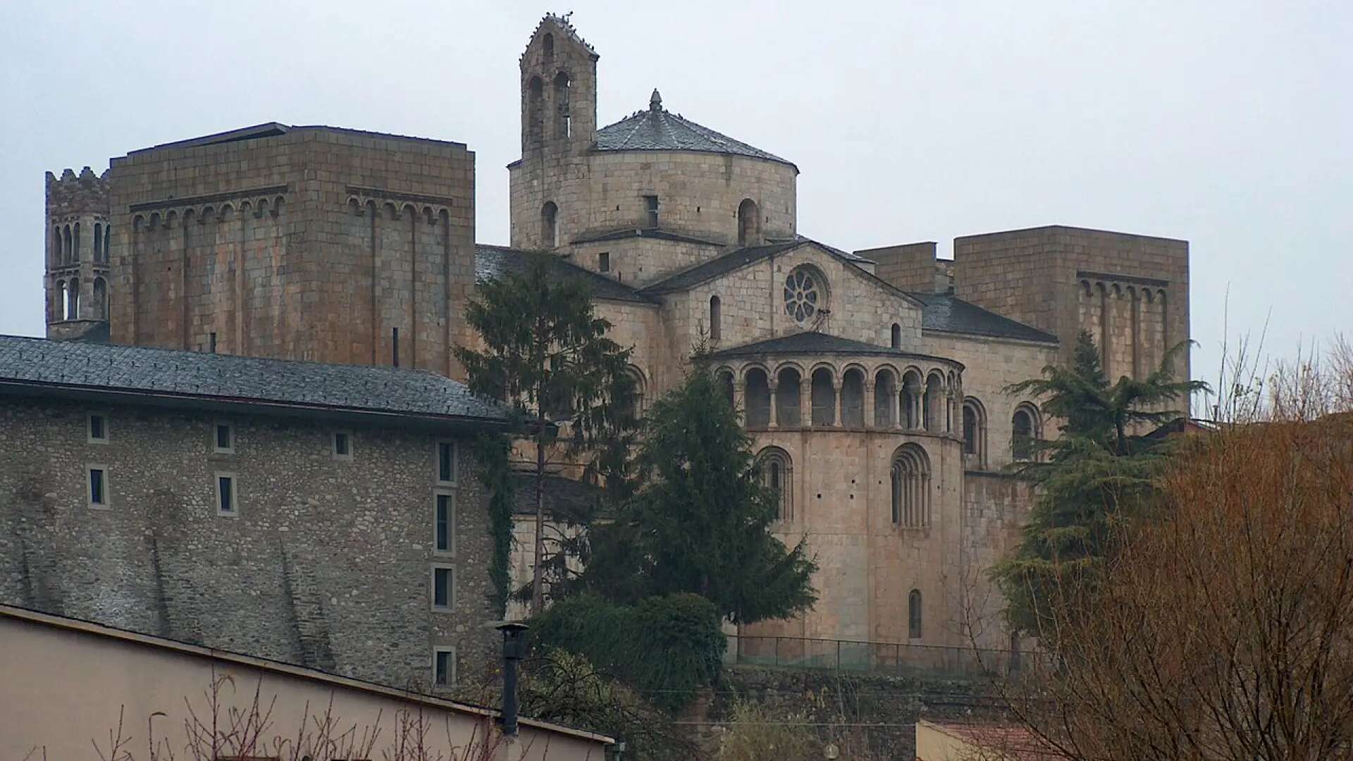 La impresionante catedral de Lleida cuyo obispo es también el jefe de Estado de un país cercano a España