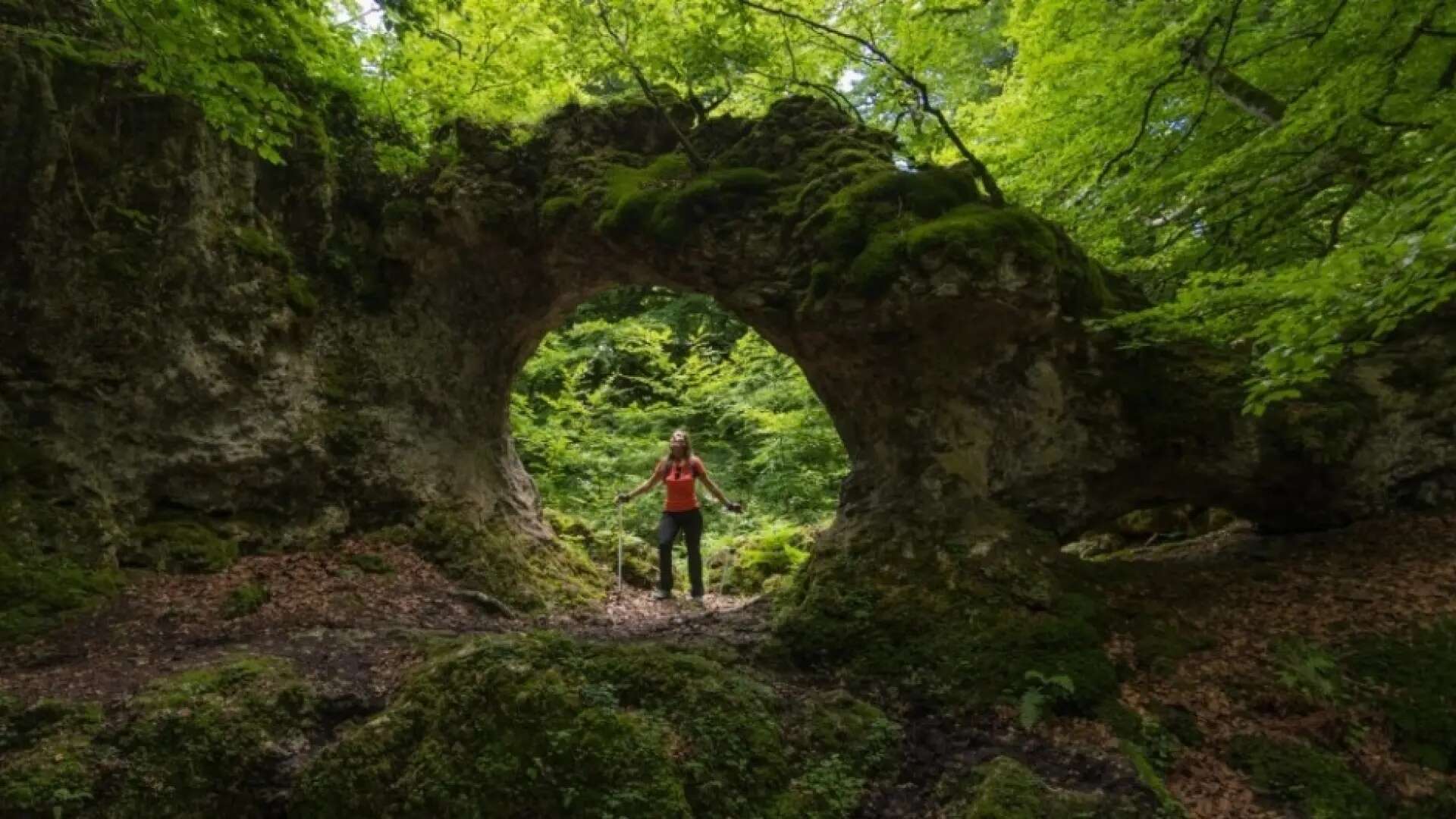 La ruta de senderismo hasta un curioso arco natural escondido en un bosque del País Vasco