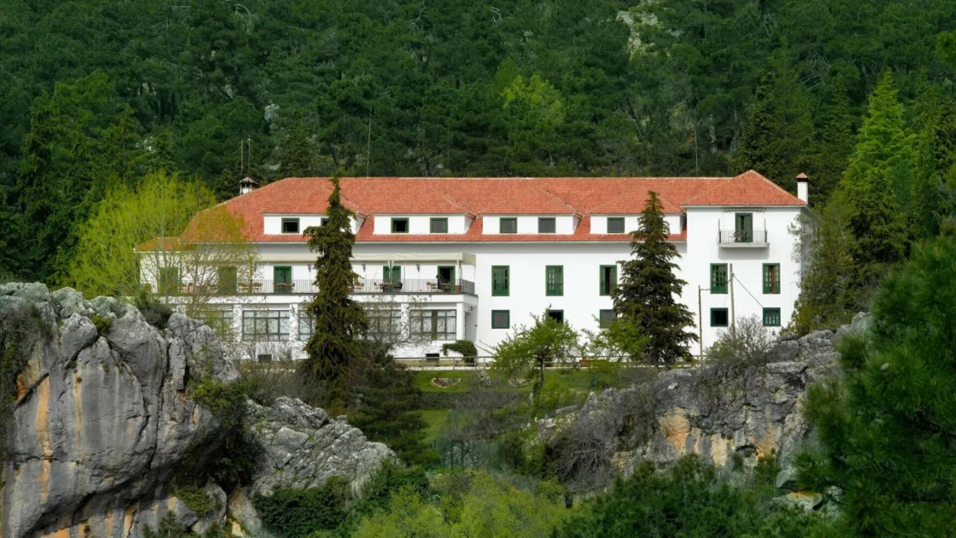 El Parador en el corazón del parque natural más grande de España: arquitectura y gastronomía tradicional