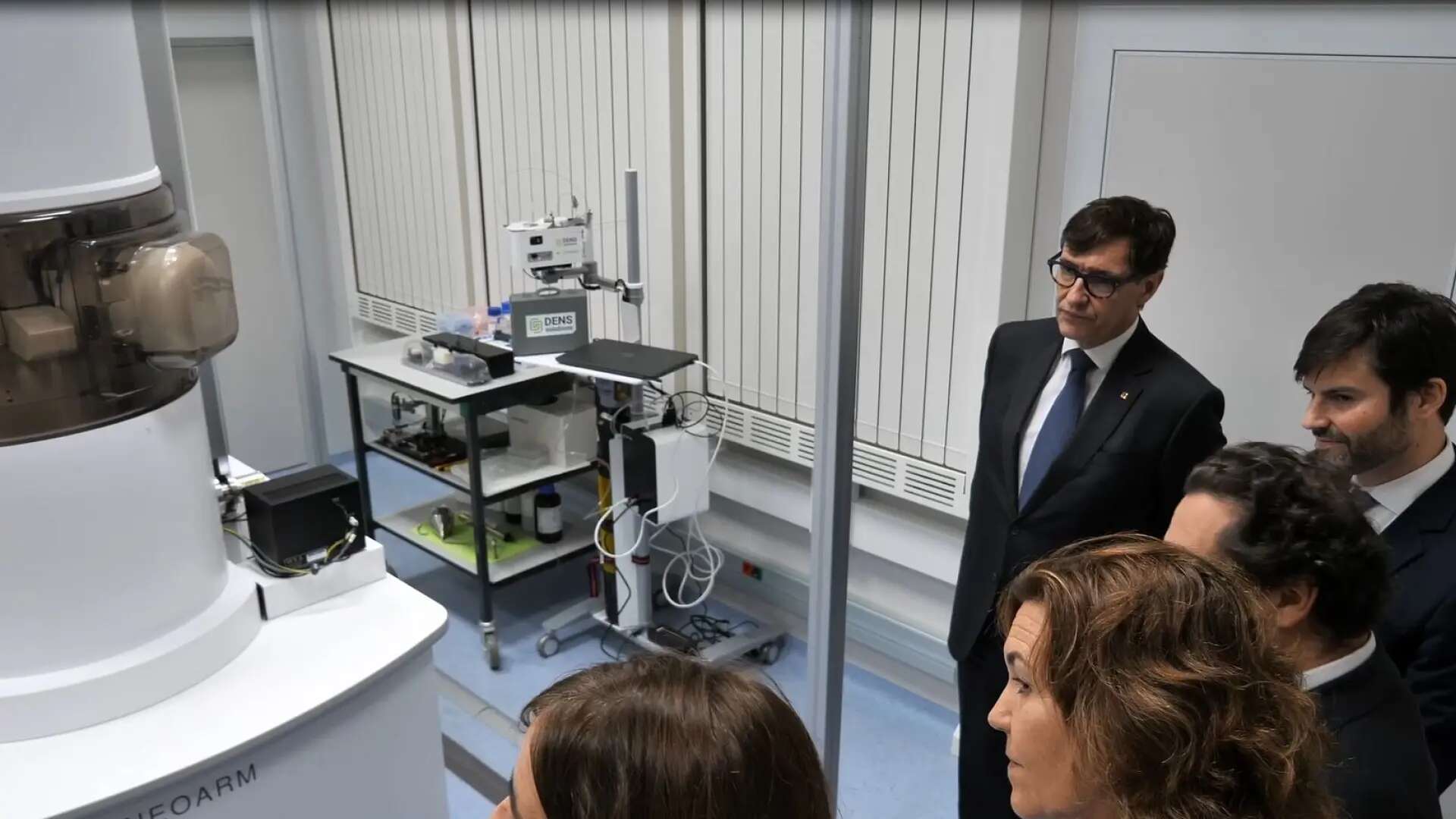 Illa insta a que Cataluña lidere el sector de la investigación durante la puesta en marcha de un microscopio de última generación