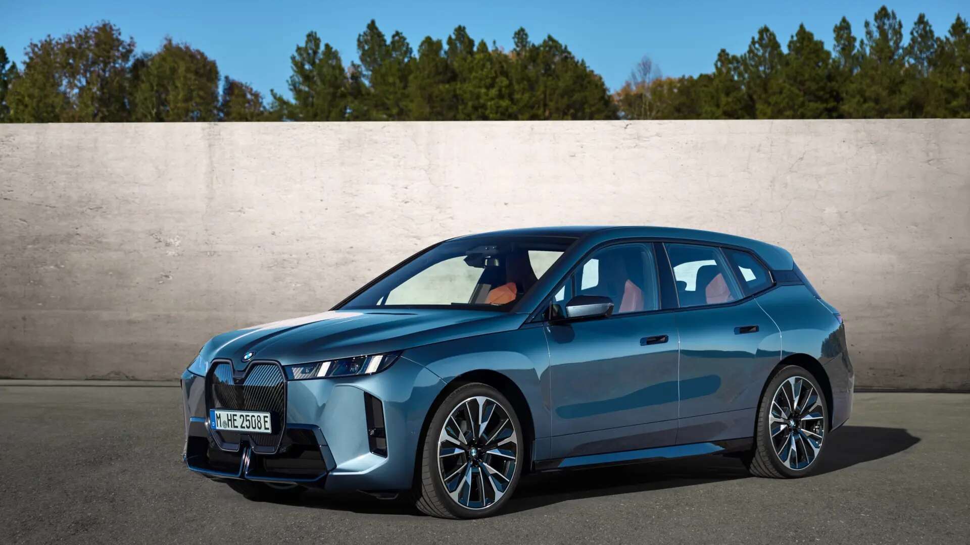 BMW actualiza su iX, ahora con hasta 659 CV de potencia y una autonomía de 700 km