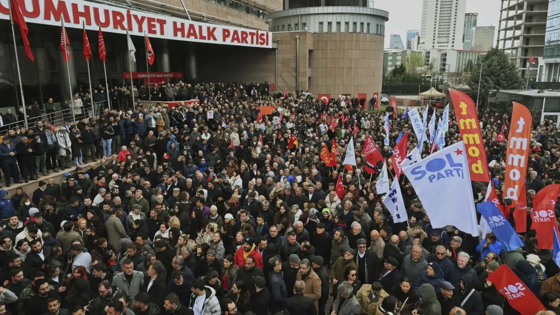 Multitudinaria protesta de estudiantes en Estambul contra el arresto del alcalde y opositor de Erdogan