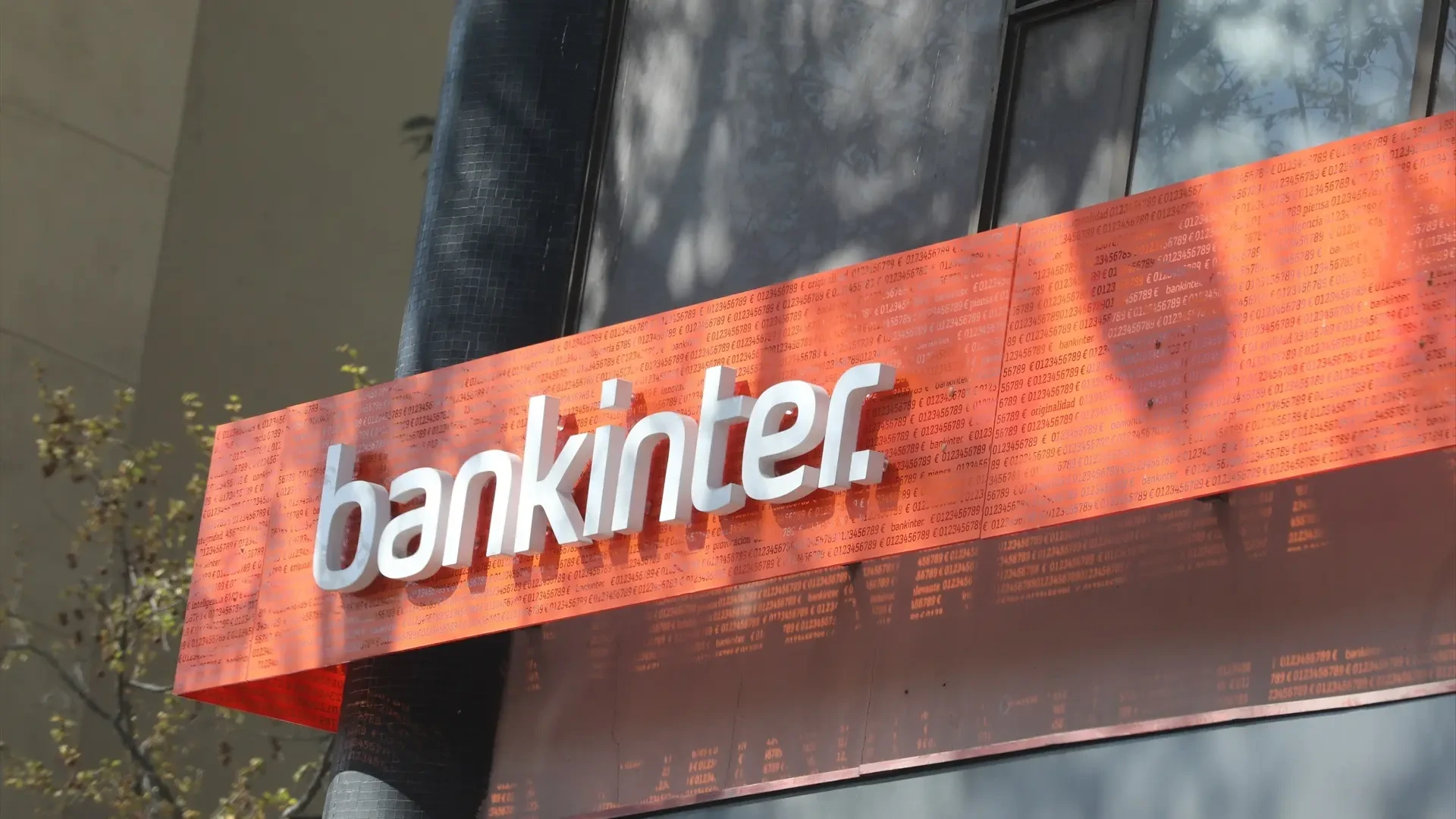Bankinter ajusta su cuenta: baja el interés que paga por el ahorro pero sube el saldo máximo a 150.000 euros