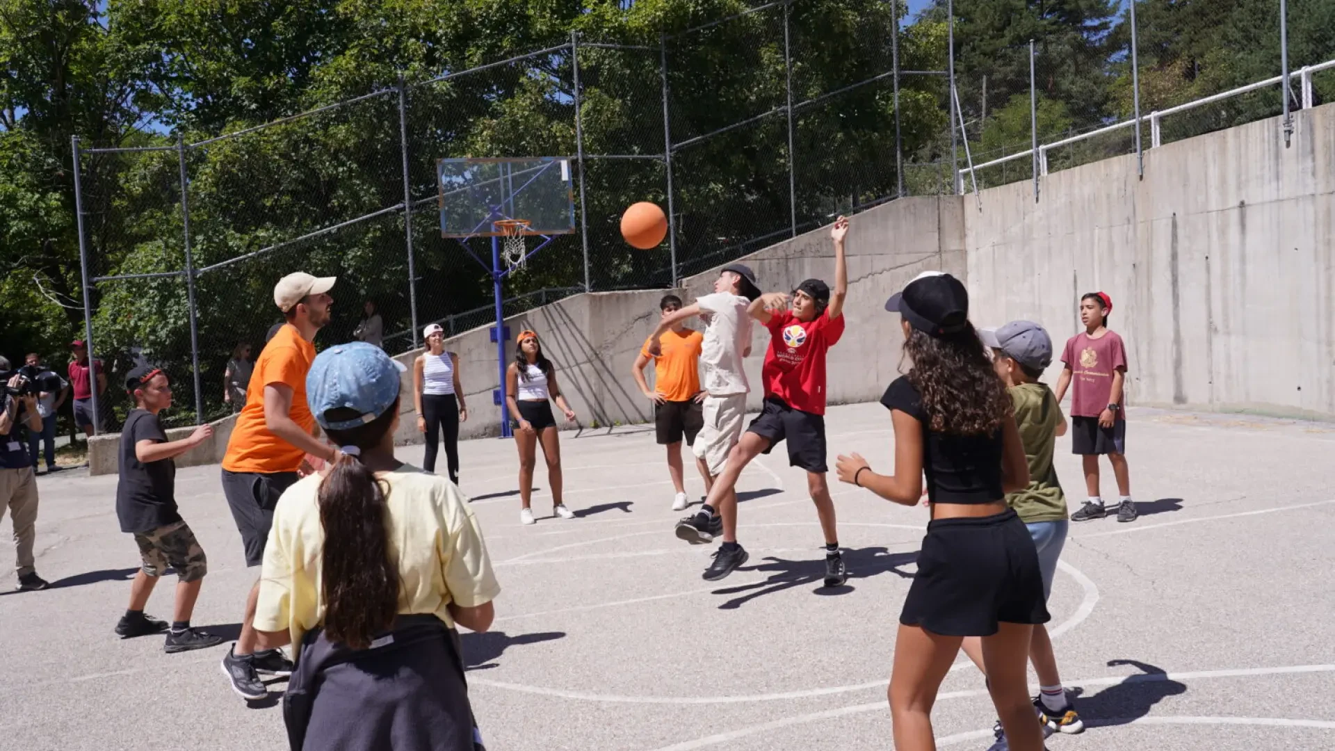 Sin pantallas y en medio de la naturaleza: 460 niños disfrutan el campamento de Cercedilla