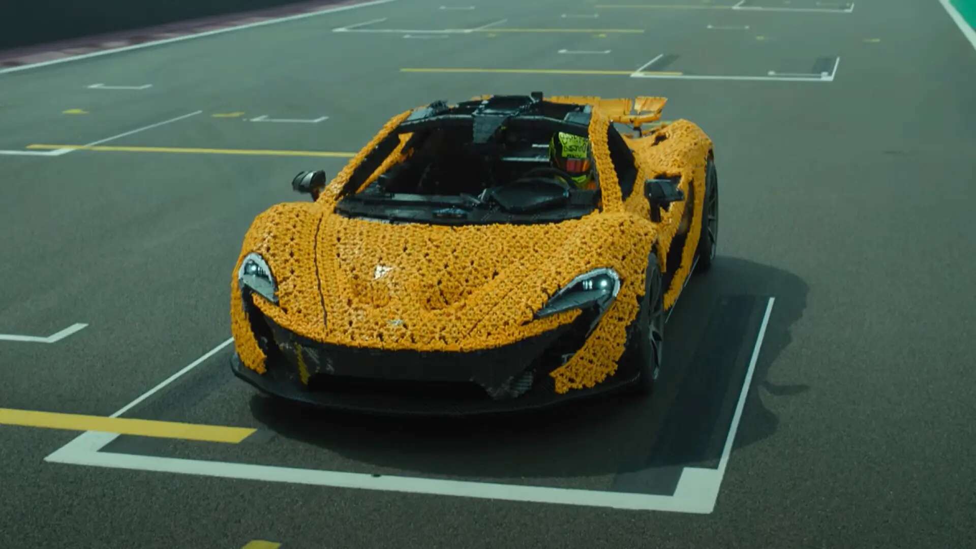 Lando Norris da la vuelta a Silverstone con un McLaren P1... ¡hecho con Lego!