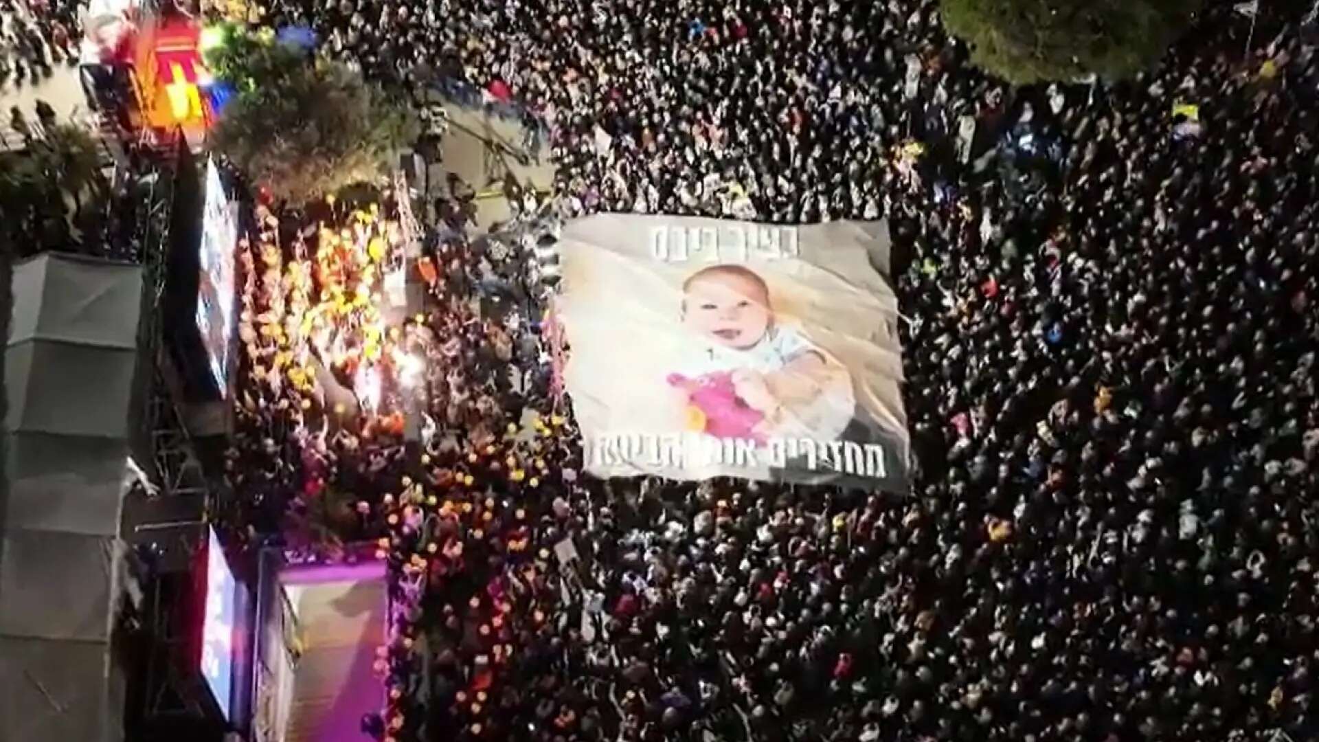 Cientos de personas recuerdan en Tel Aviv al bebé secuestrado por Hamás coincidiendo con su segundo cumpleaños