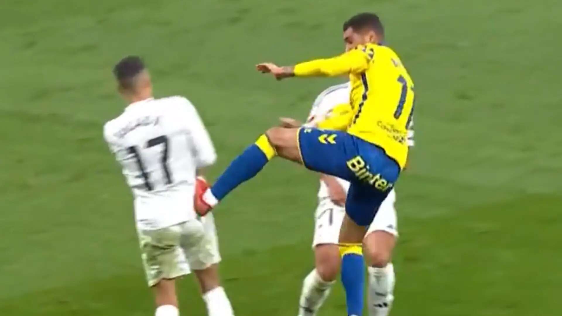 La brutal agresión a Lucas Vázquez: patada voladora con los tacos en las costillas y Benito Ramírez acaba expulsado