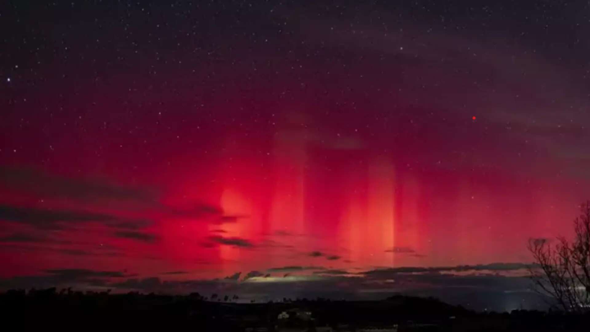 Cataluña registra auroras boreales este viernes de madrugada: tonos rosas y morados han teñido el cielo