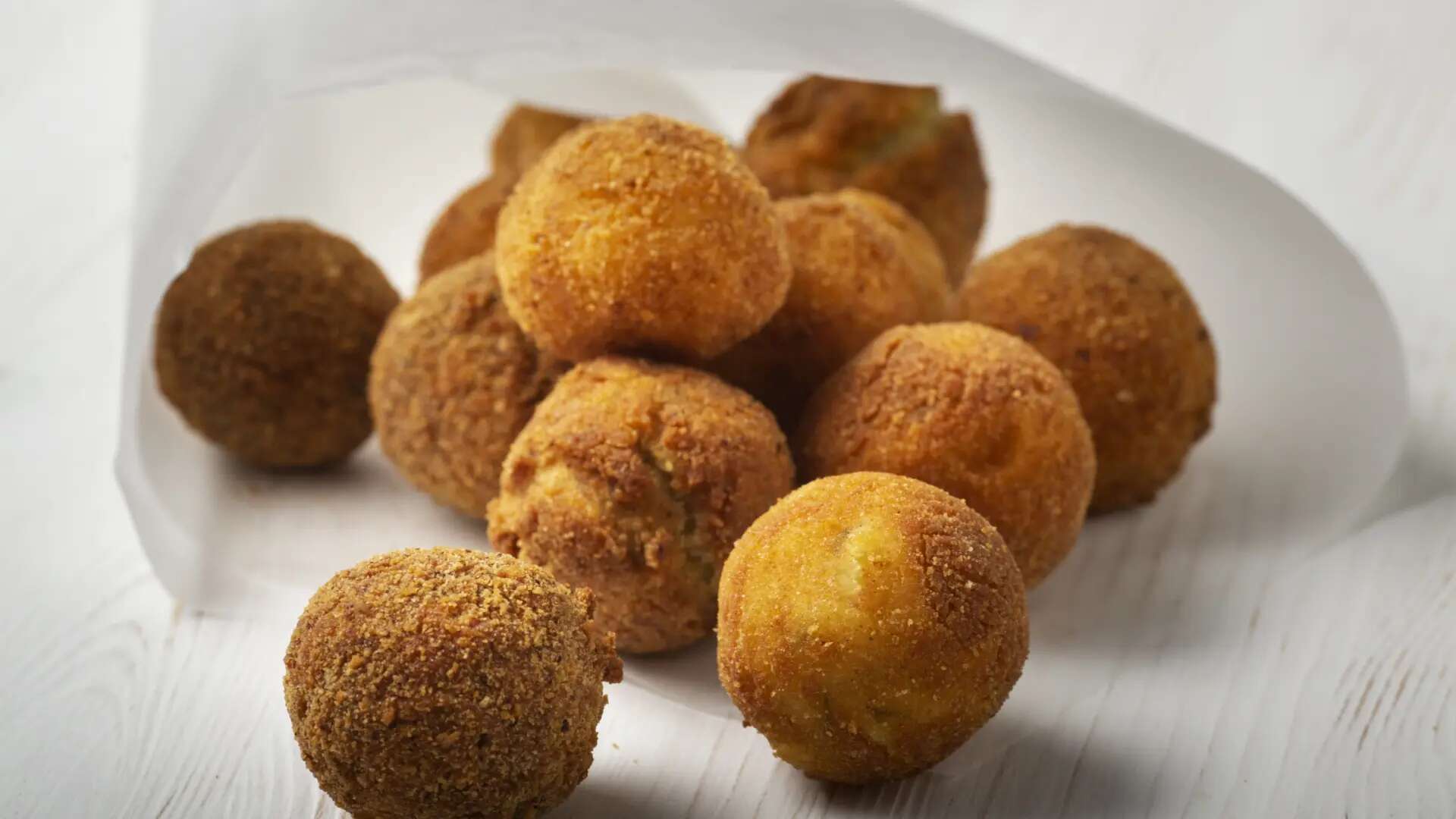 Los trucos de Alberto Chicote para hacer unas croquetas de jamón perfectas: crujientes por fuera y cremosas por dentro