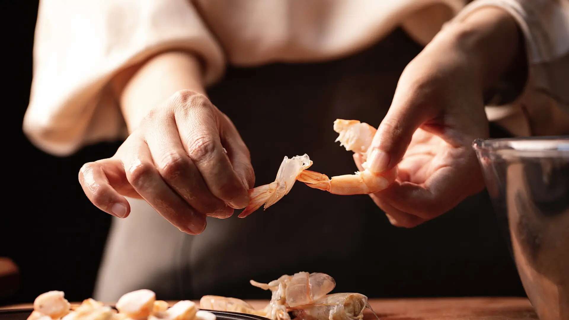 El truco para pelar las gambas rápidamente y sin mancharse las manos