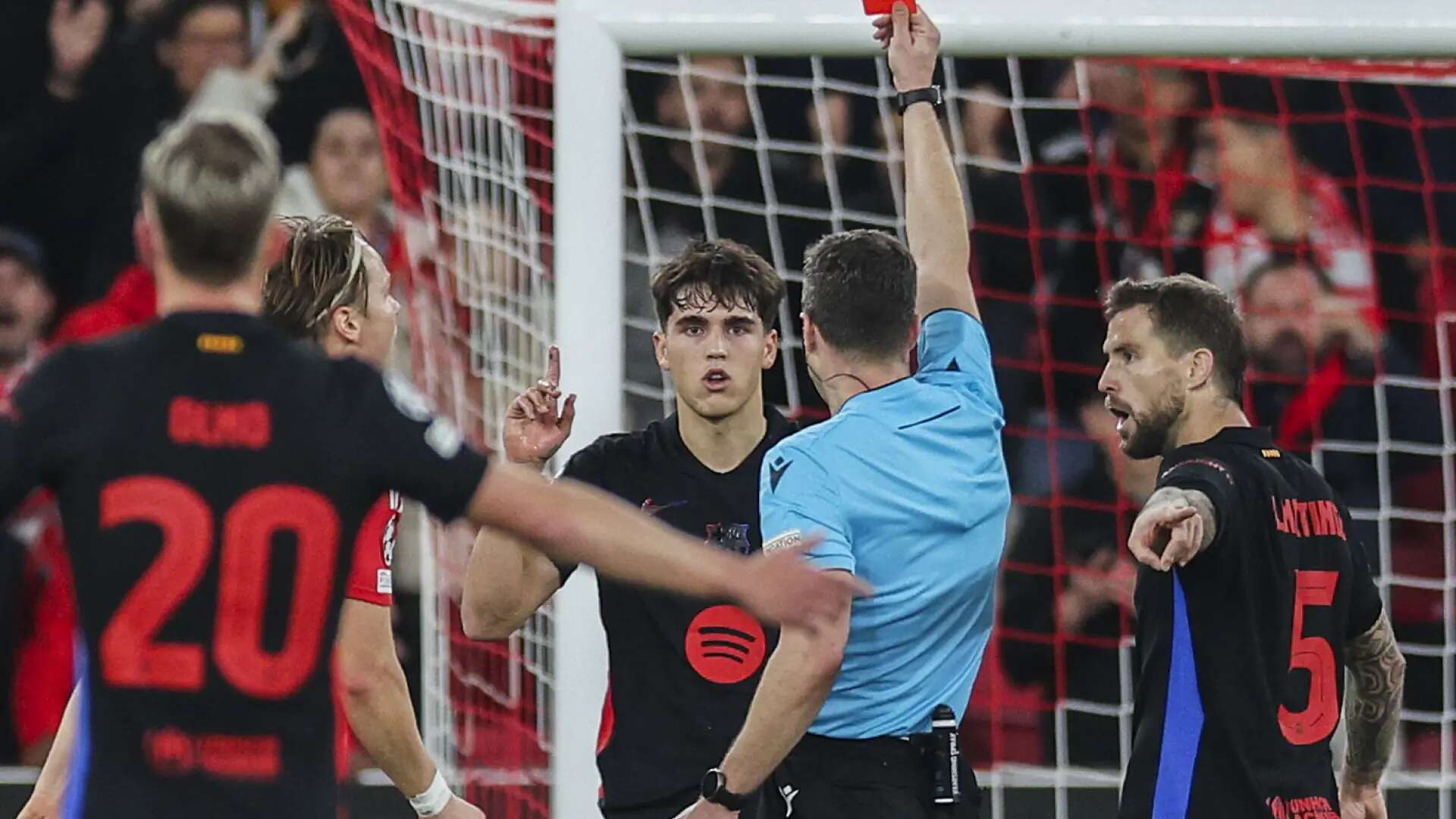 La brutal entrada que le costó la roja a Pau Cubarsí ante el Benfica: derribó al último hombre al borde del área... y no tocó el balón