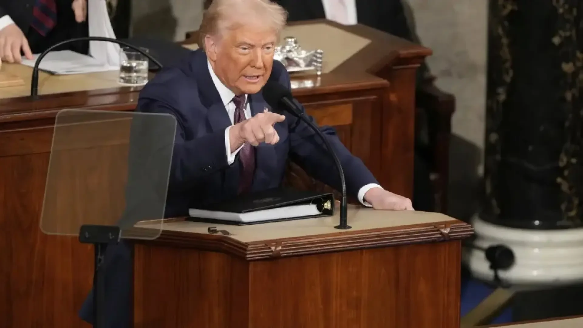 Trump salva 'in extremis' su plan de recortes y bajada de impuestos tras aplacar un motín de su propio partido 