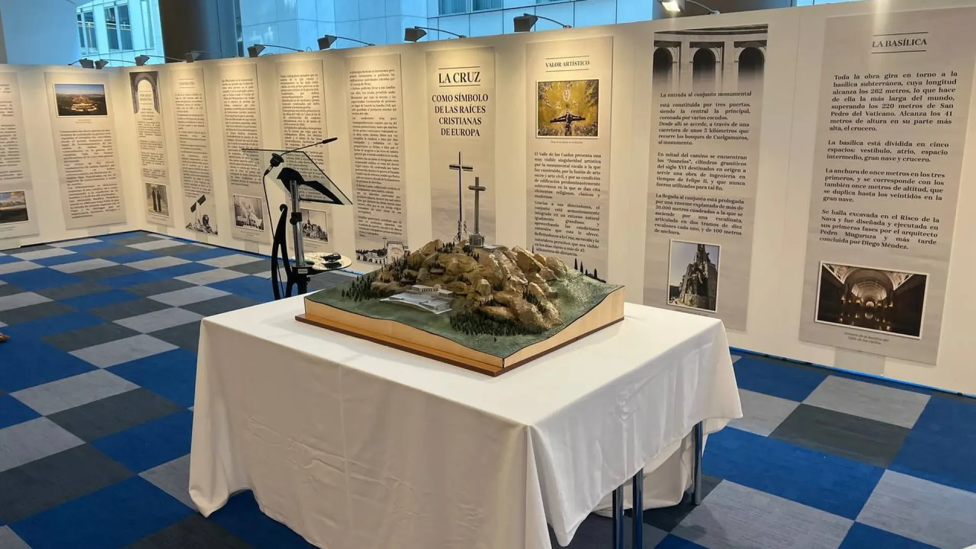 IU exige al Gobierno que pida a la UE retirar una exposición de Vox que niega que el Valle de los Caídos lo levantaran 
