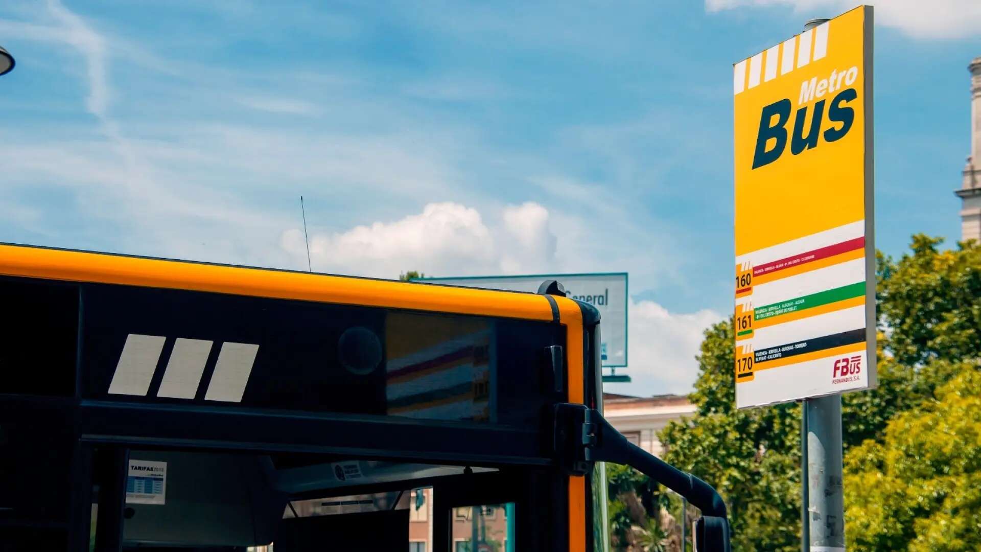 La Generalitat activa 12 líneas de buses metropolitanos como alternativa al metro