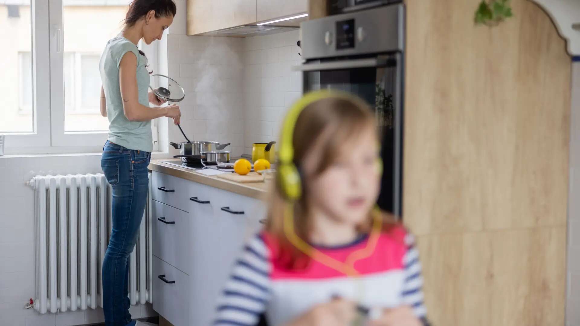 Las mujeres dedican el doble de tiempo que los hombres a las tareas domésticas y al cuidado de familiares