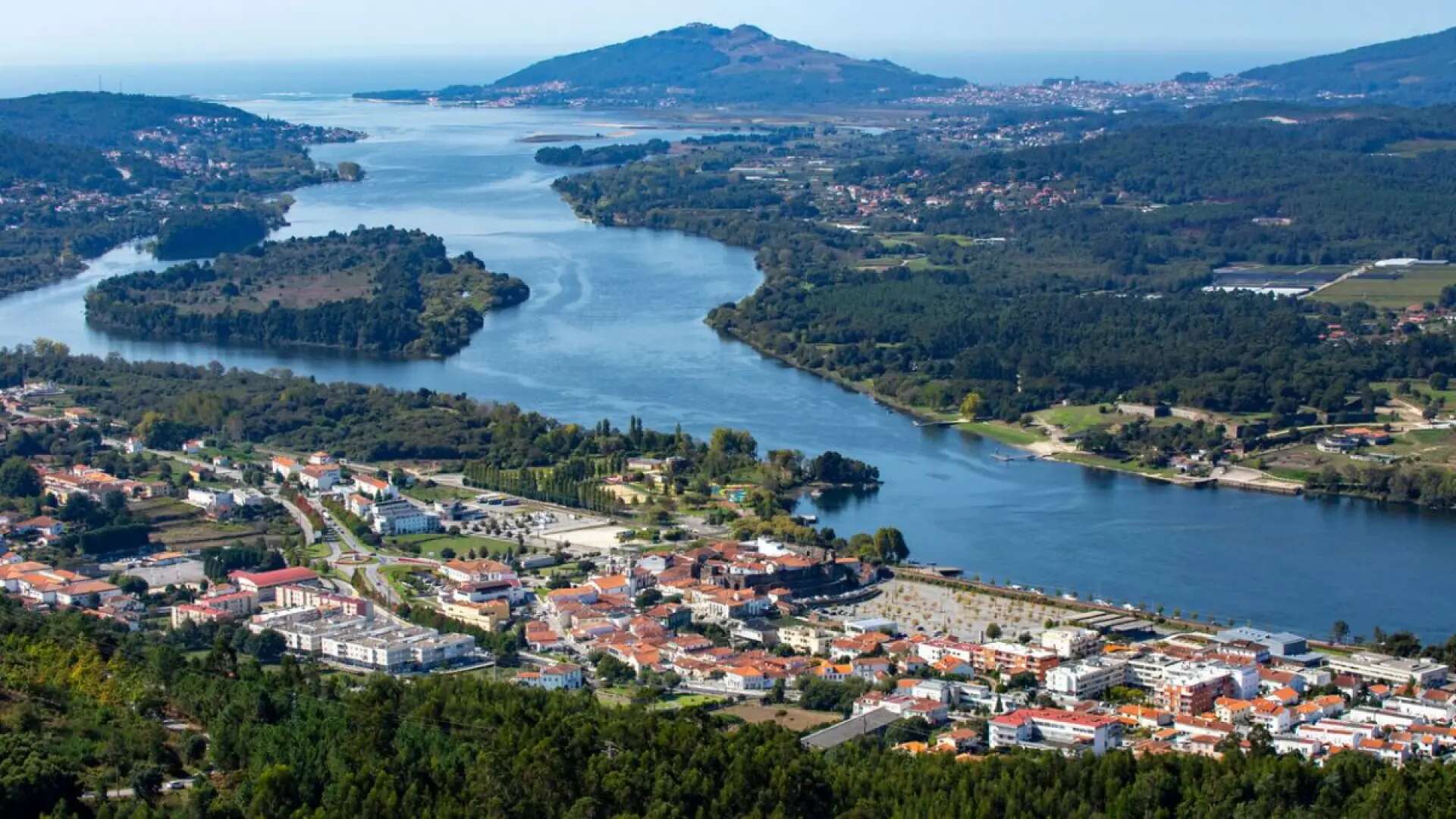 El pueblo de Portugal perfecto para disfrutar la Navidad: a menos de 1 hora de España y con pista de hielo natural