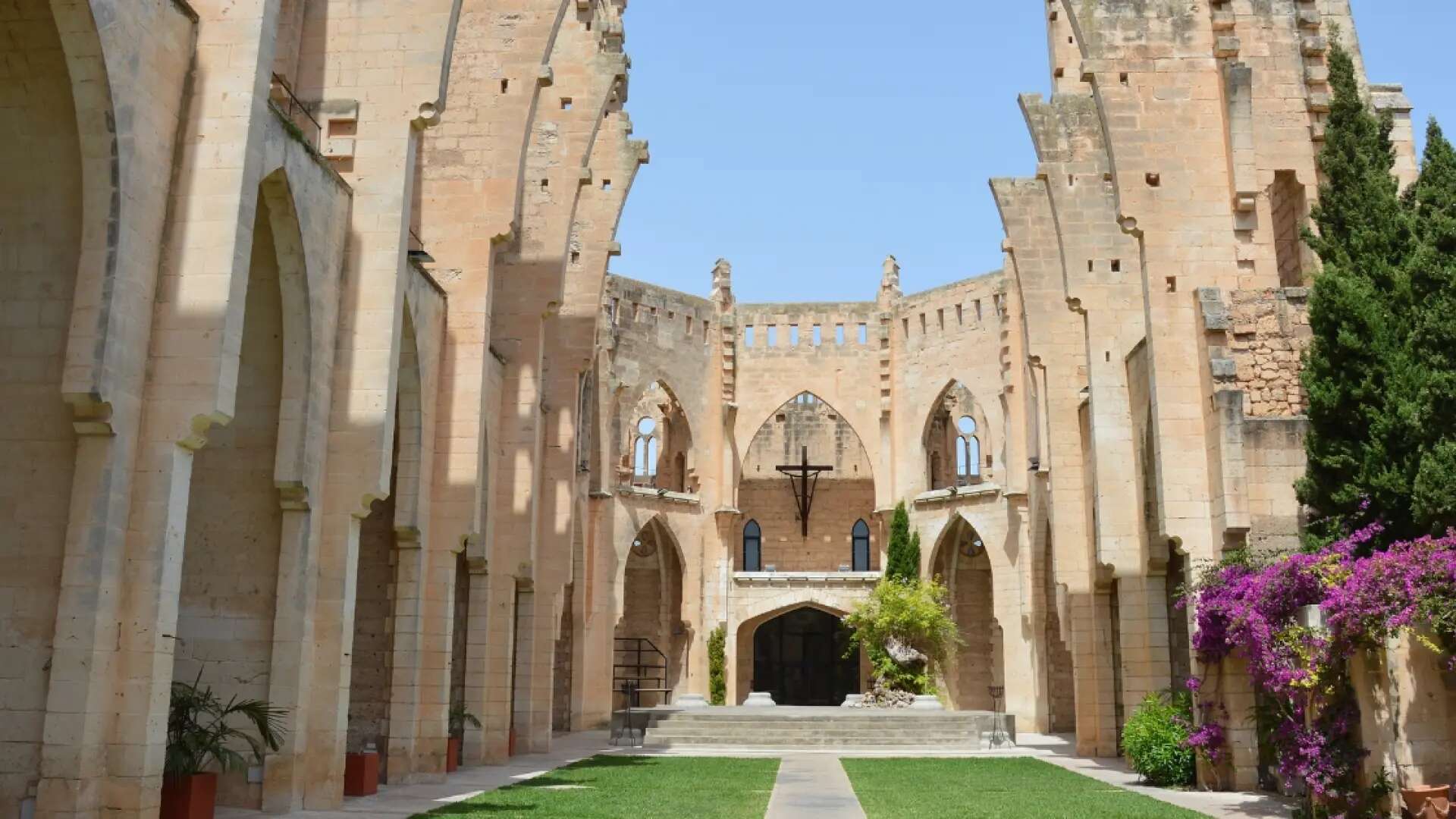 La curiosa iglesia inacabada de Mallorca: un templo neogótico a cielo abierto