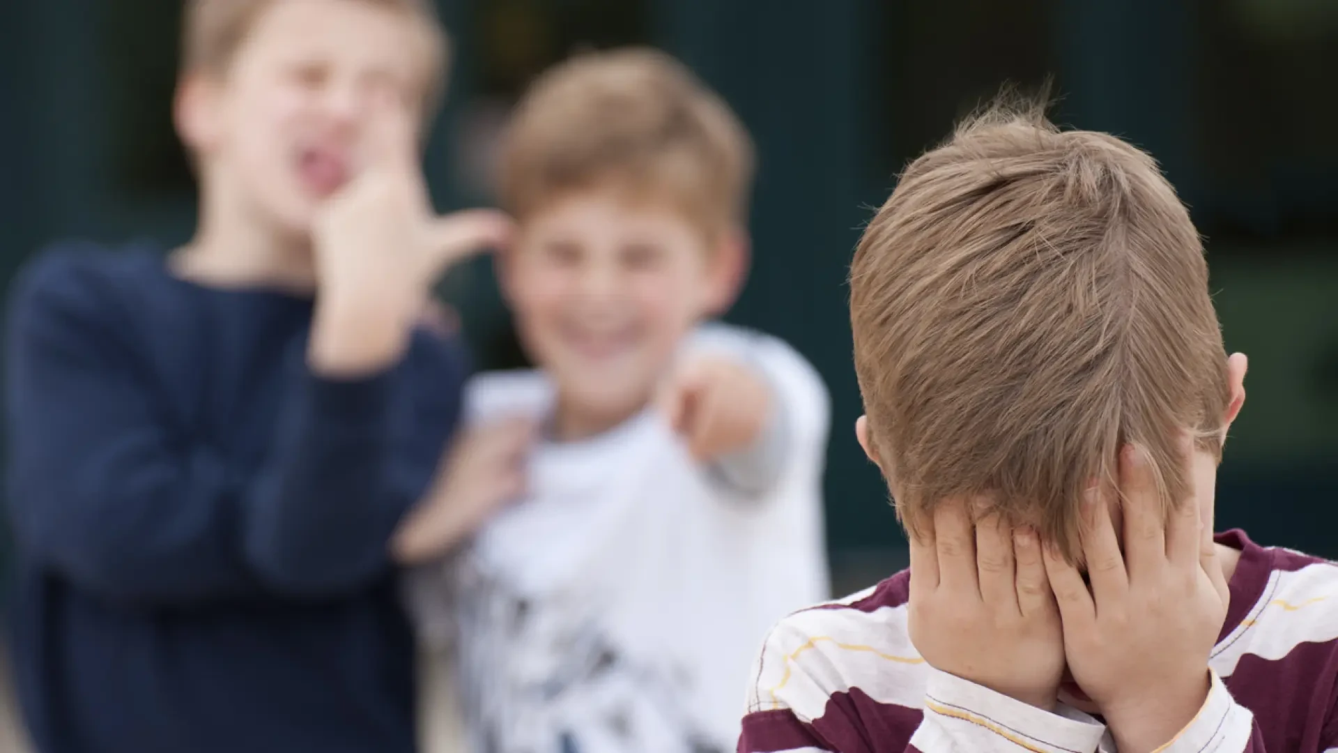 Un decálogo propone a familias y educadores acciones concretas para prevenir el acoso escolar