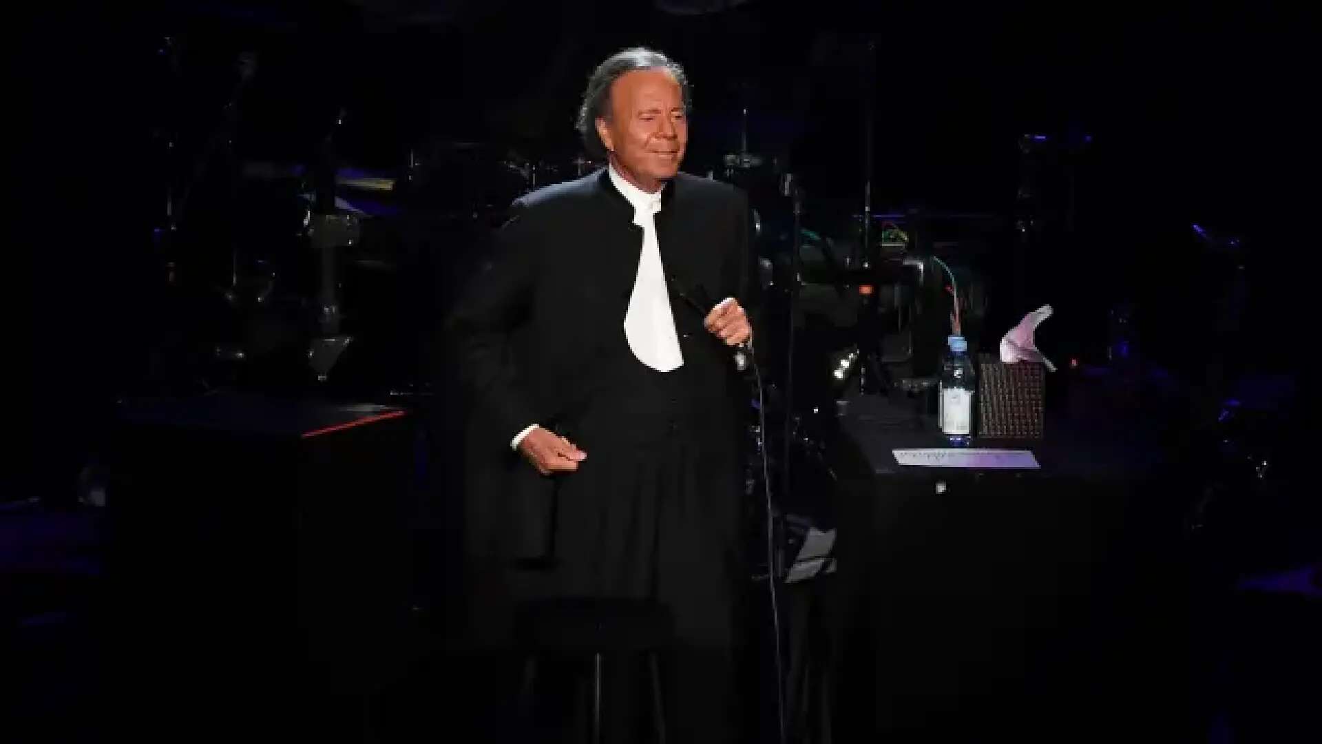 Julio Iglesias desmiente su retirada: 