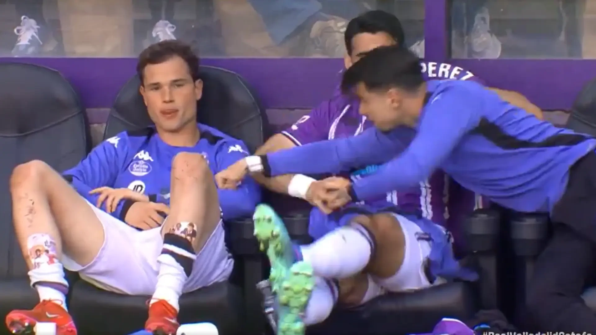 Luis Pérez le pega un puñetazo a su compañero Latasa en un tenso momento en el banquillo
