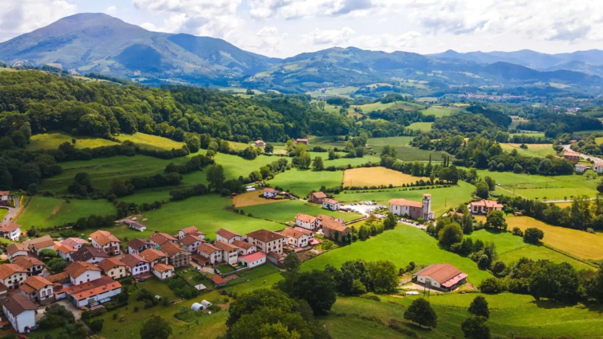 Descubre la 'Suiza navarra': pintorescos pueblos y verdes paisajes en el norte de España