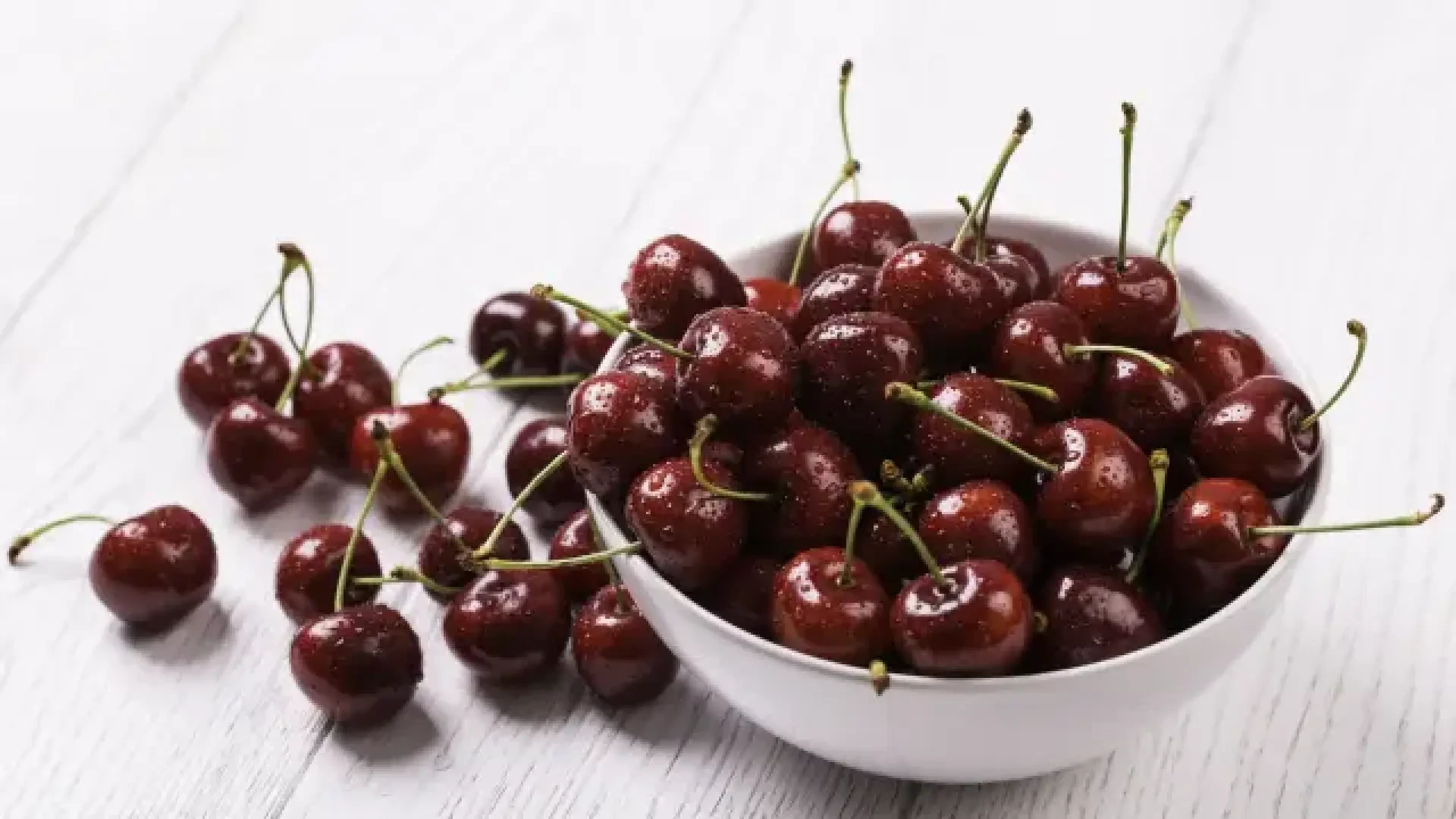 Cuidado si compras cerezas: el truco de los expertos para descubrir si la mosca de la fruta ha dejado larvas
