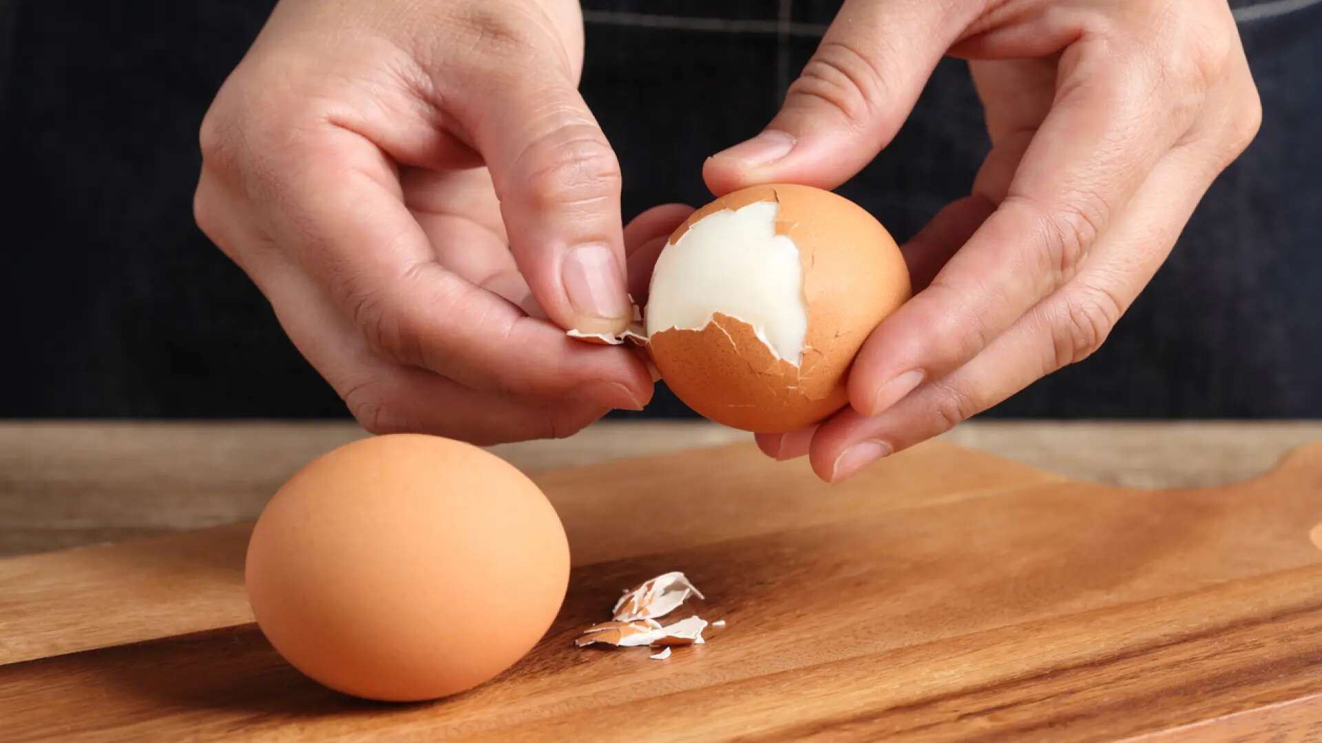 Lo que tienes que hacer con los huevos antes de cocerlos para después poder pelarlo fácilmente