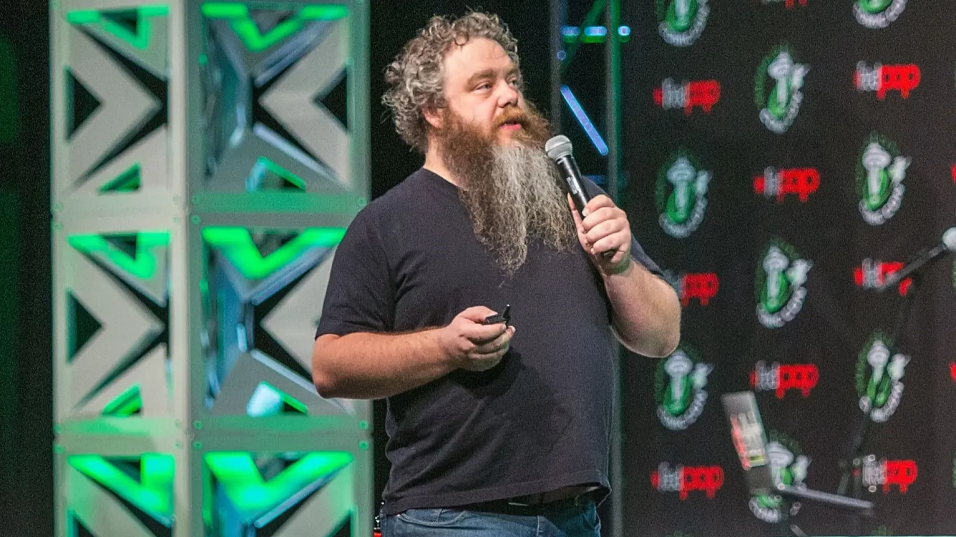 La reaparición del escritor Patrick Rothfuss en un acto tranquiliza a los fans que esperan la tercera entrega de 'El nombre del viento'