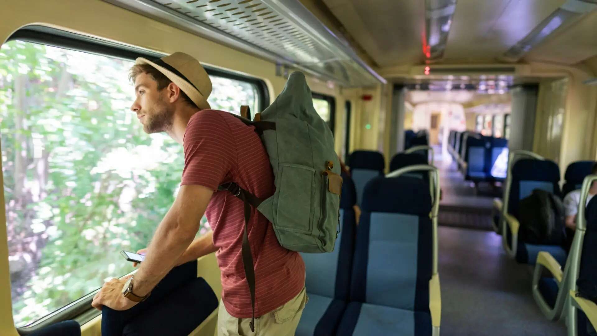 Renfe subió un 10% el precio de los AVE más baratos cuando empezaron los descuentos del Verano Joven, según un estudio