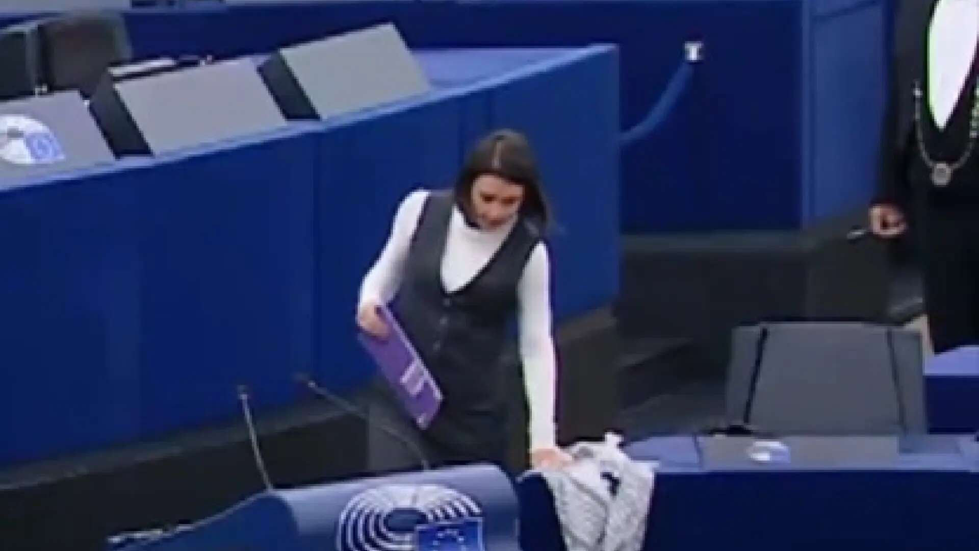 La Eurocámara veta el pañuelo palestino de Irene Montero: 