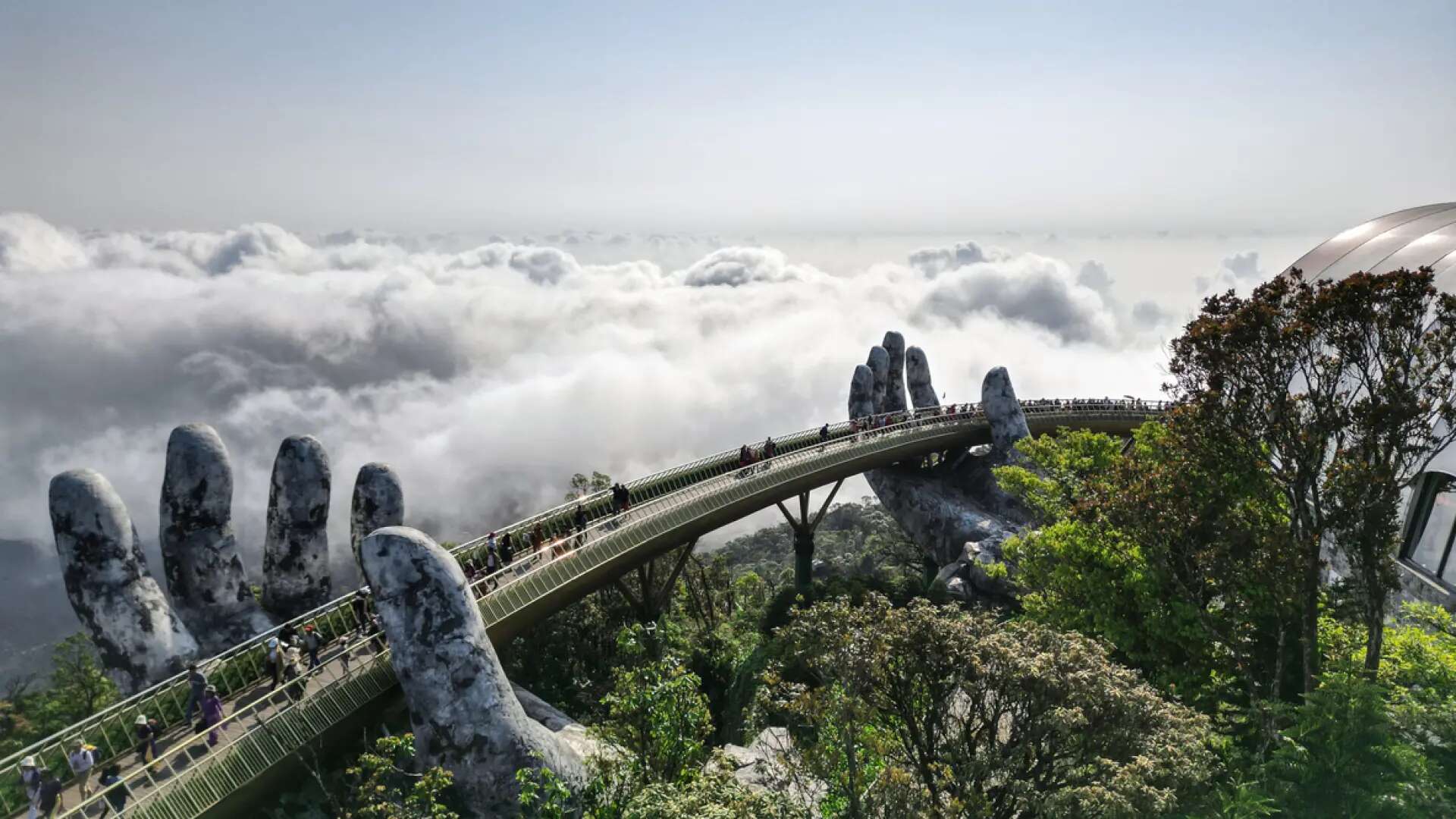 El puente asiático que hará que te sientas abrazado por la montaña