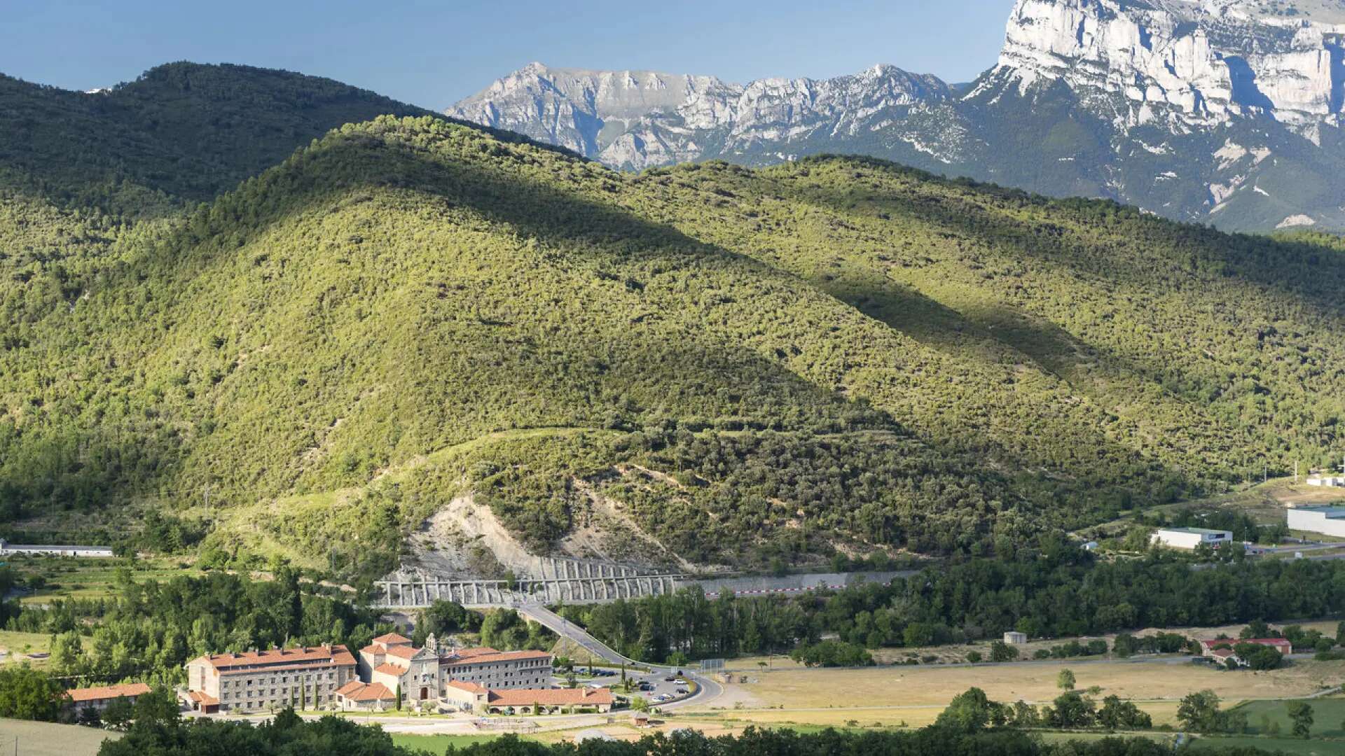 Uno de los hoteles más bonitos de España está en Huesca: un monasterio del siglo XVI en los Pirineos