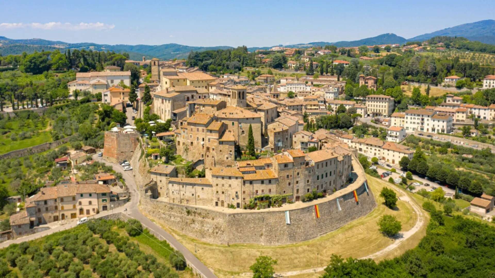 El pueblo medieval entre los más bonitos de Italia que Leonardo da Vinci retrató en un famoso fresco