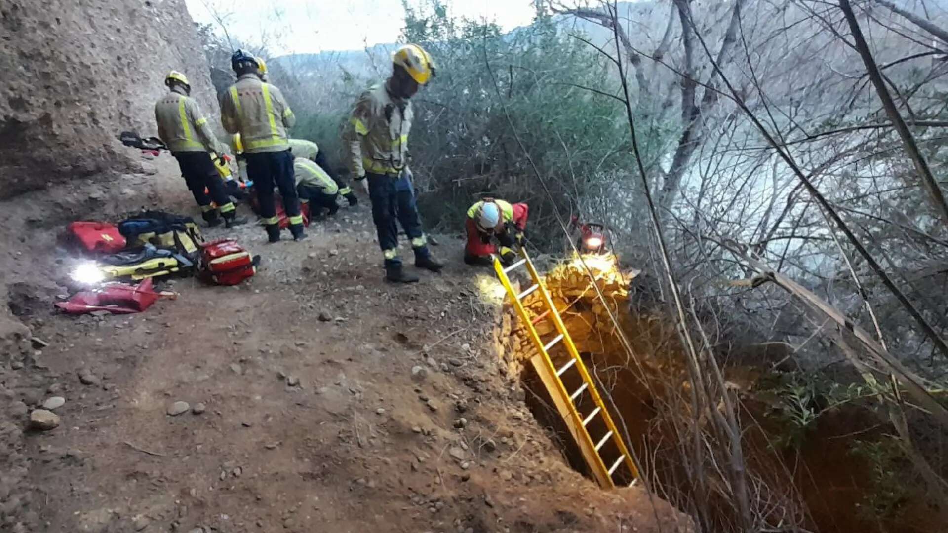 Rescatan a una mujer tras caer en un pozo de siete metros en Benissanet