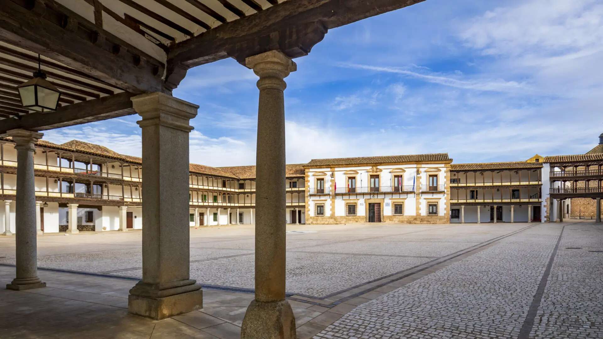 Es uno de los pueblos con más encanto de Toledo: su plaza porticada es Bien de Interés Cultural