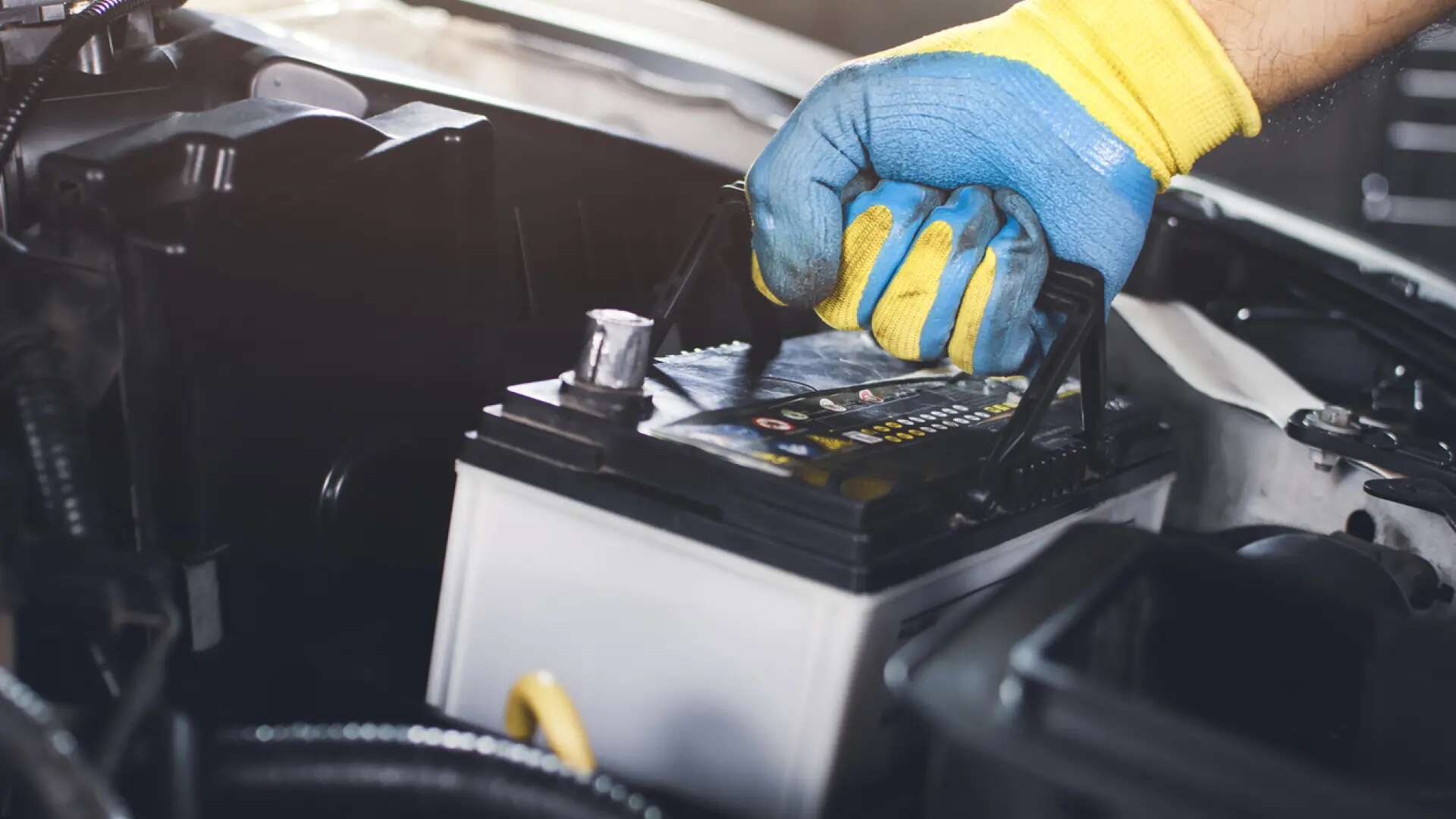 Cómo arrancar un coche que se ha quedado sin batería sin utilizar las pinzas: tres técnicas 