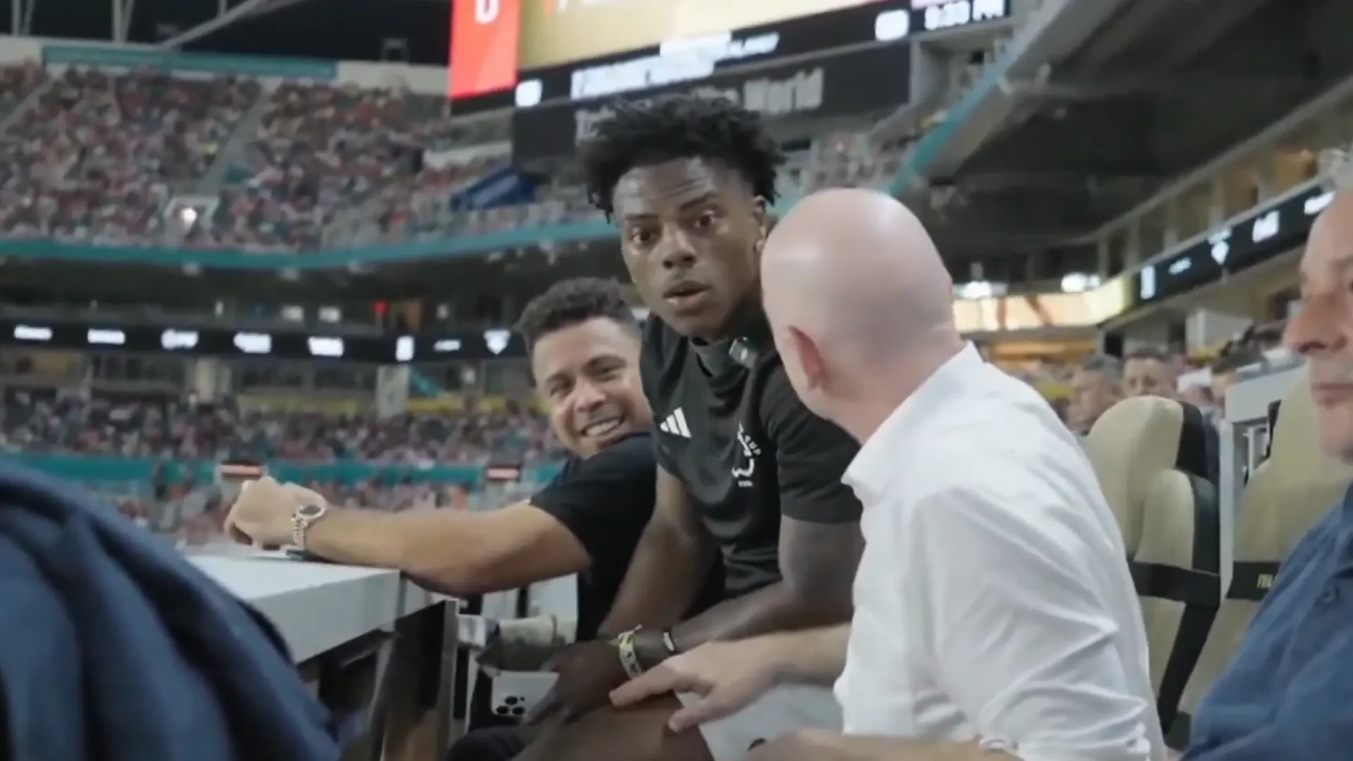 La escena más surrealista del estreno del Mundial de Clubes: Infantino cede su asiento de presidente de la FIFA al 'youtuber' Speed