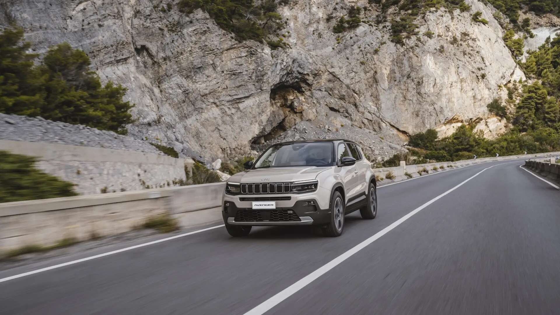 Híbrido, agradable de conducir y premium, así es este SUV urbano que consume como un mechero