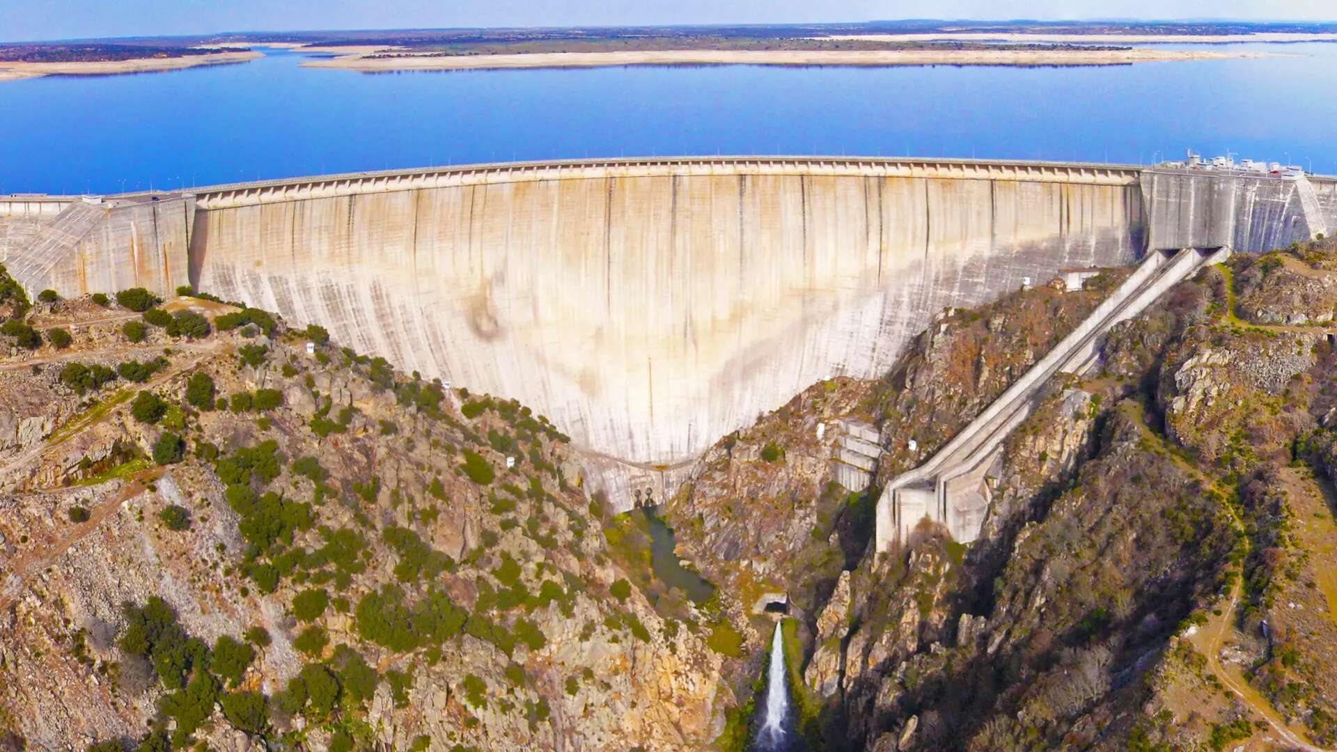 La presa de Almendra cierra la turismo: así es el embalse más alto de España y uno de los más grandes