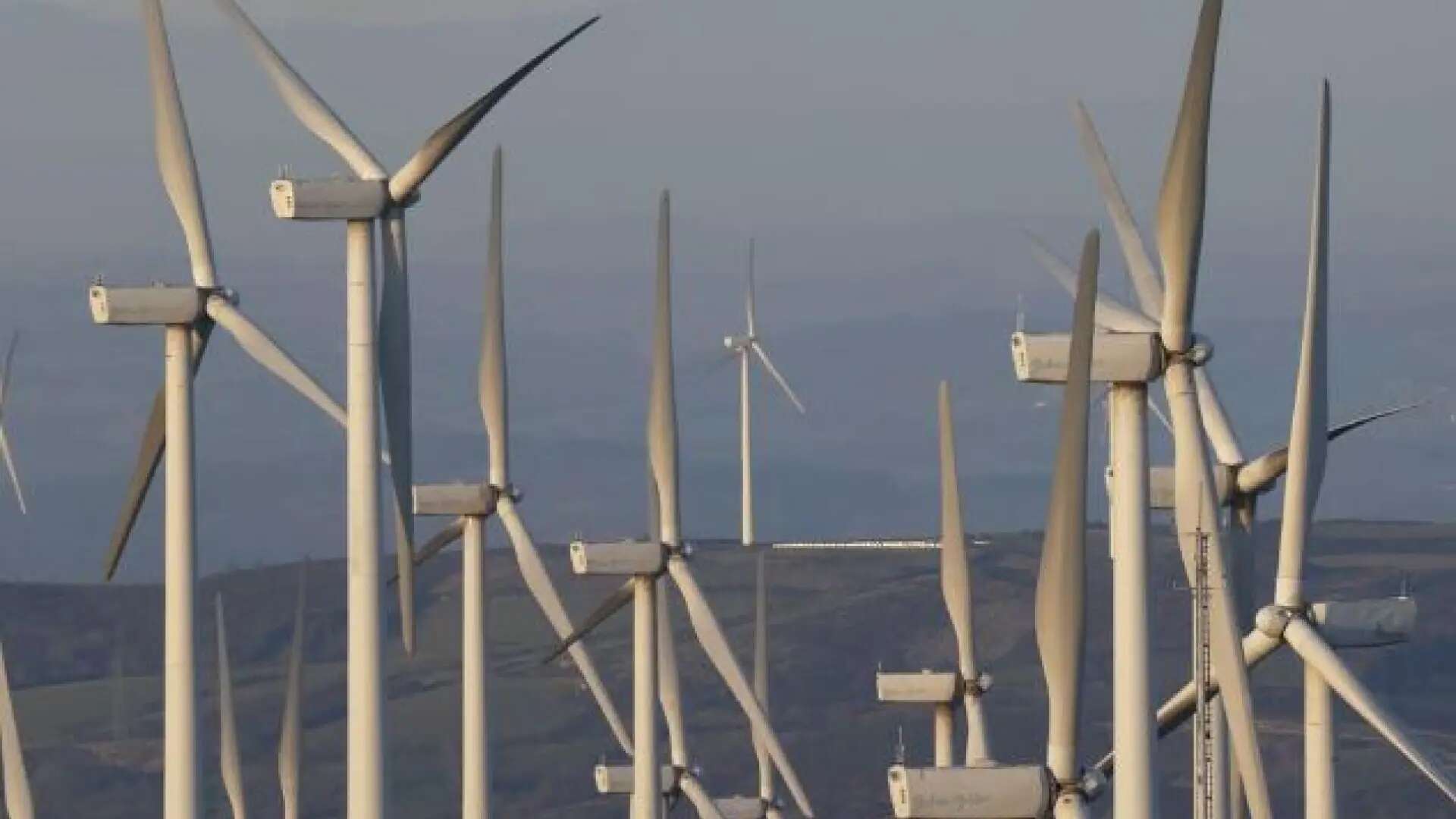 La protesta contra cuatro aerogeneradores en Galicia escala a la UE y pone en jaque cientos de parques renovables en España