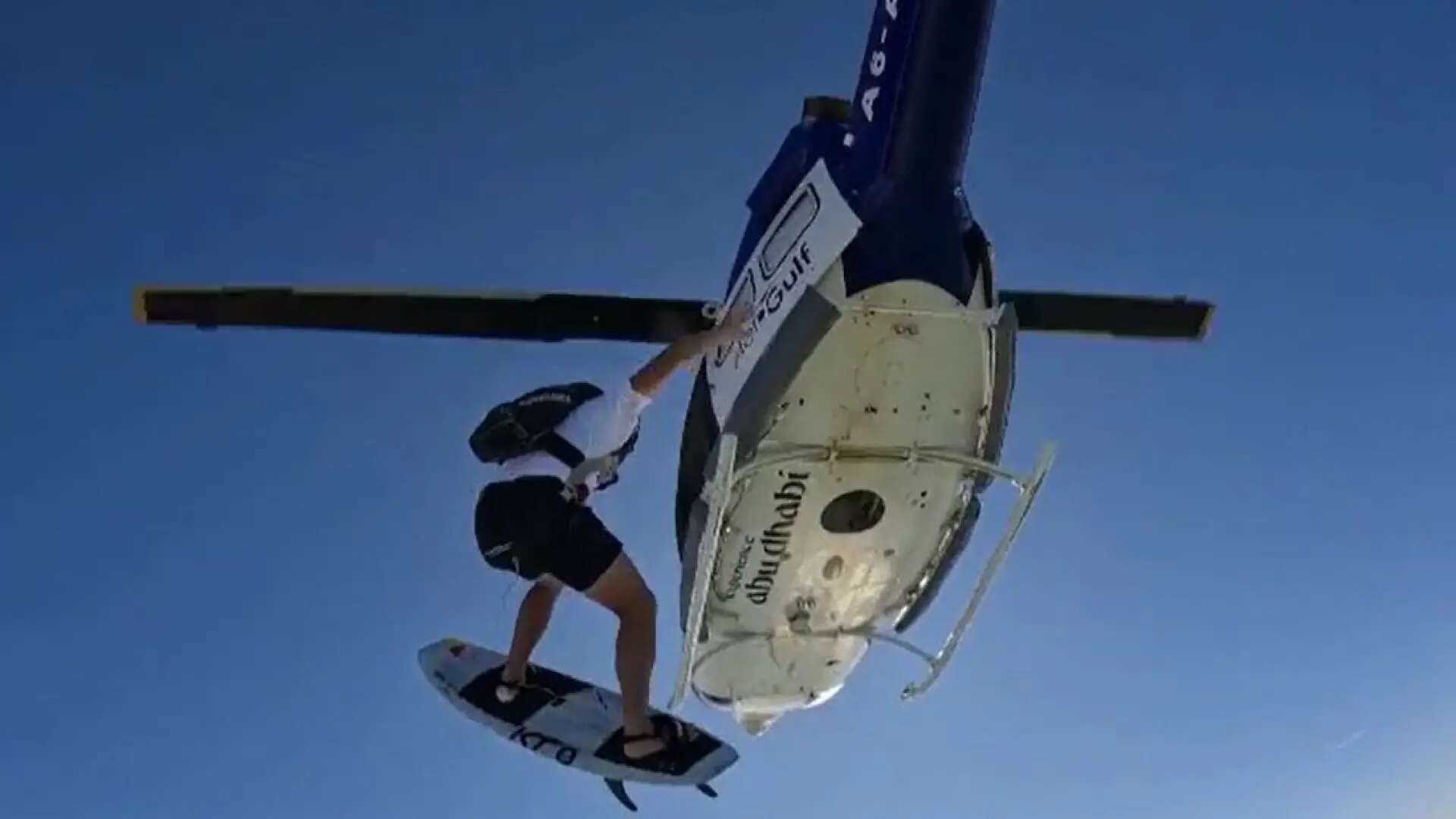 Un hombre salta desde un helicóptero para surfear la ola más grande del mundo