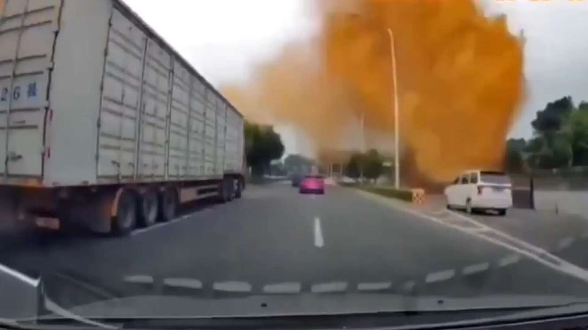 No apto para estómagos sensibles: una tubería de aguas fecales estalla y su contenido cae sobre los coches en China