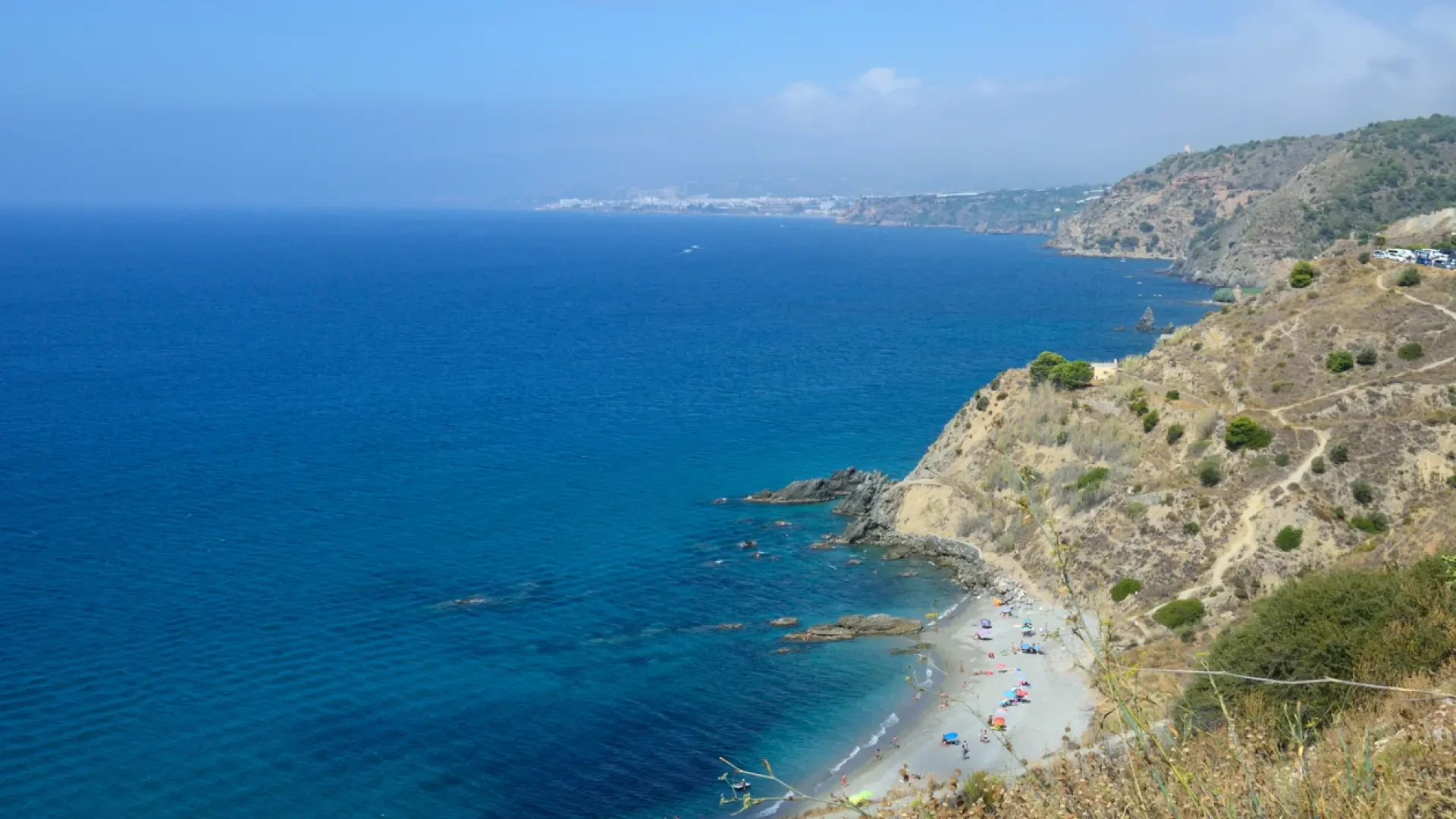 La mejor playa de Málaga, según la IA: una joya aislada de la Costa del Sol que está rodeada de acantilados