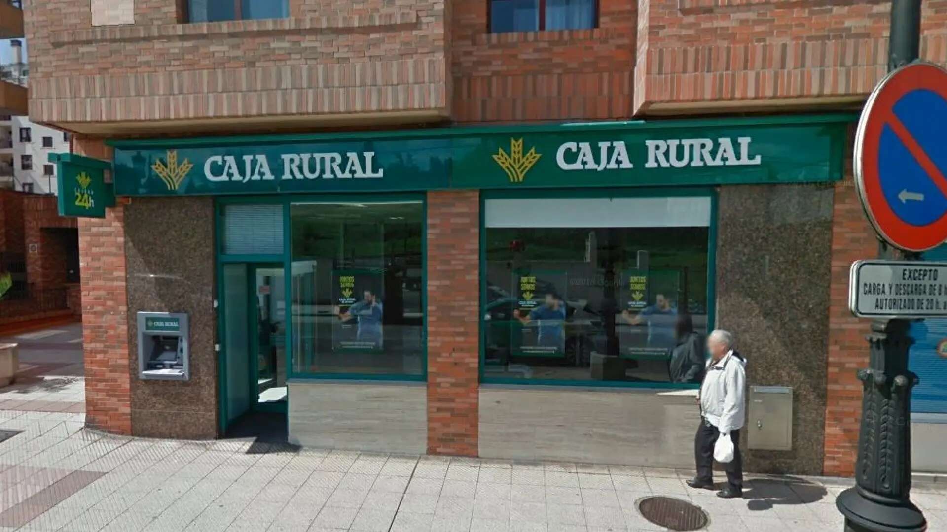 Los clientes financieros españoles valoran mejor la banca 'online' que los grandes bancos, según la OCU