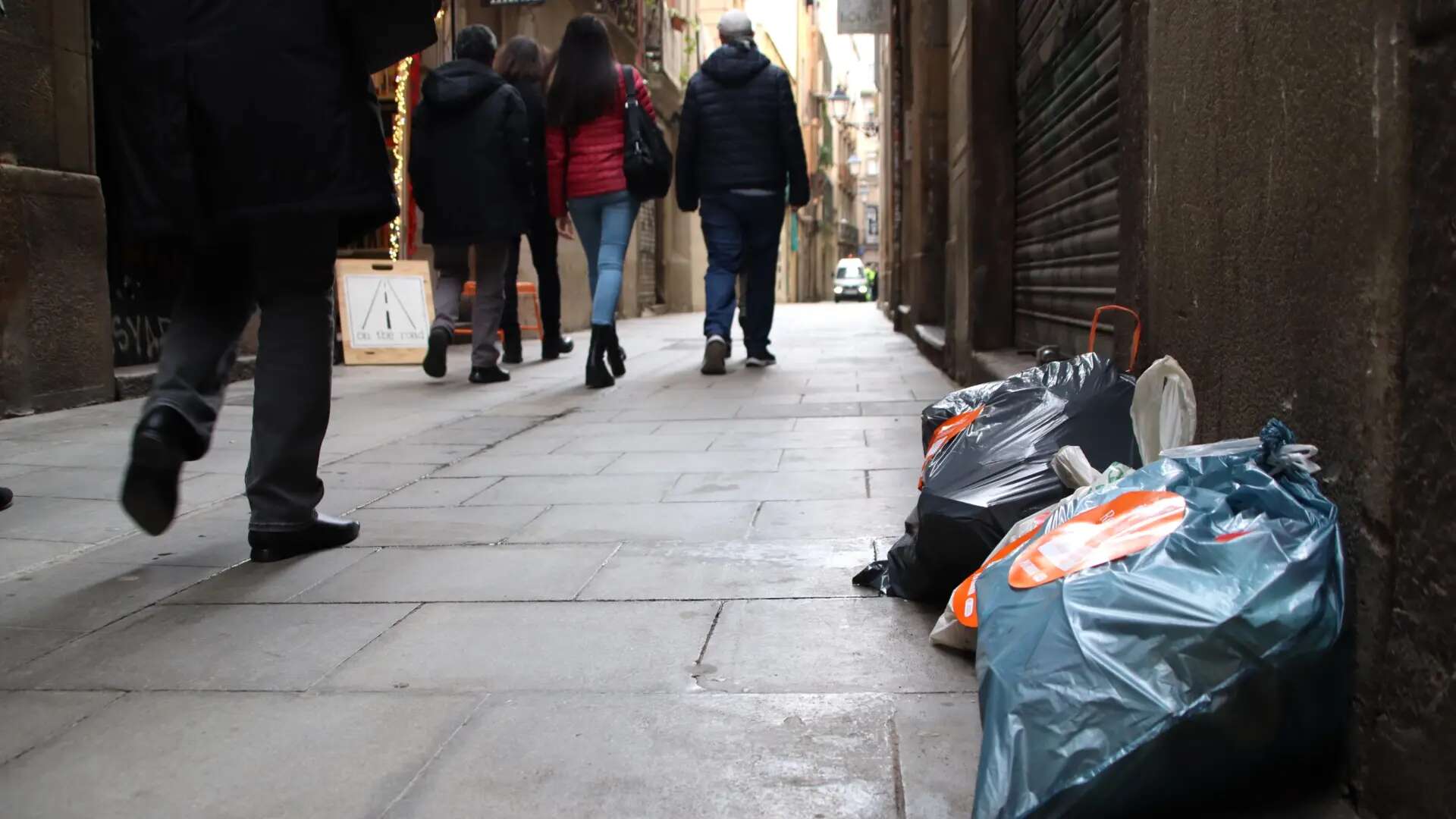 Barcelona intensificará la vigilancia contra el incivismo en Ciutat Vella y plantea multar con hasta 600 euros sacar la basura fuera de hora