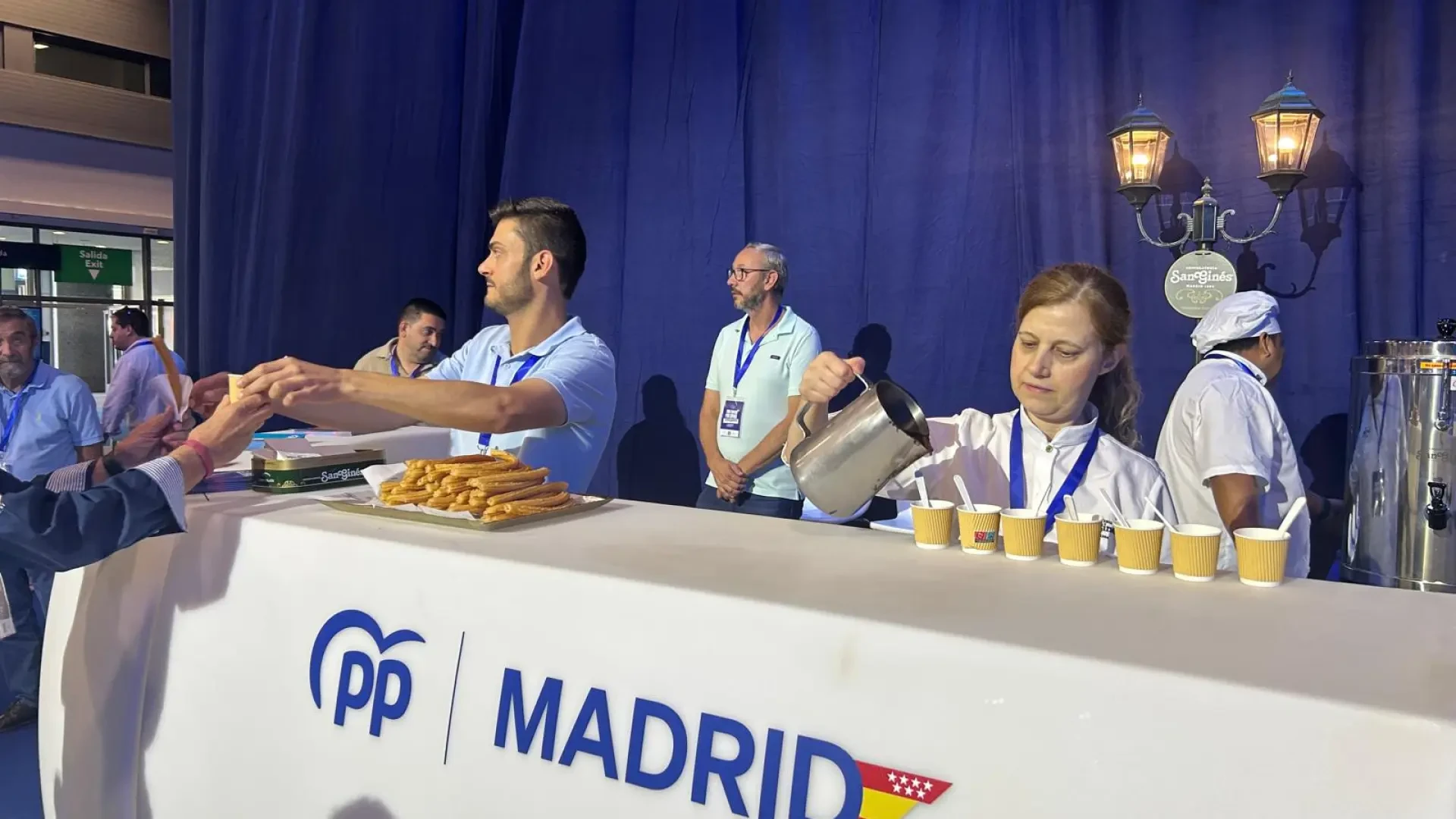 Contracrónica | Chocolate de San Ginés, el rock de Pereza y una peli de Nicole Kidman: así ha sido el congreso del PP