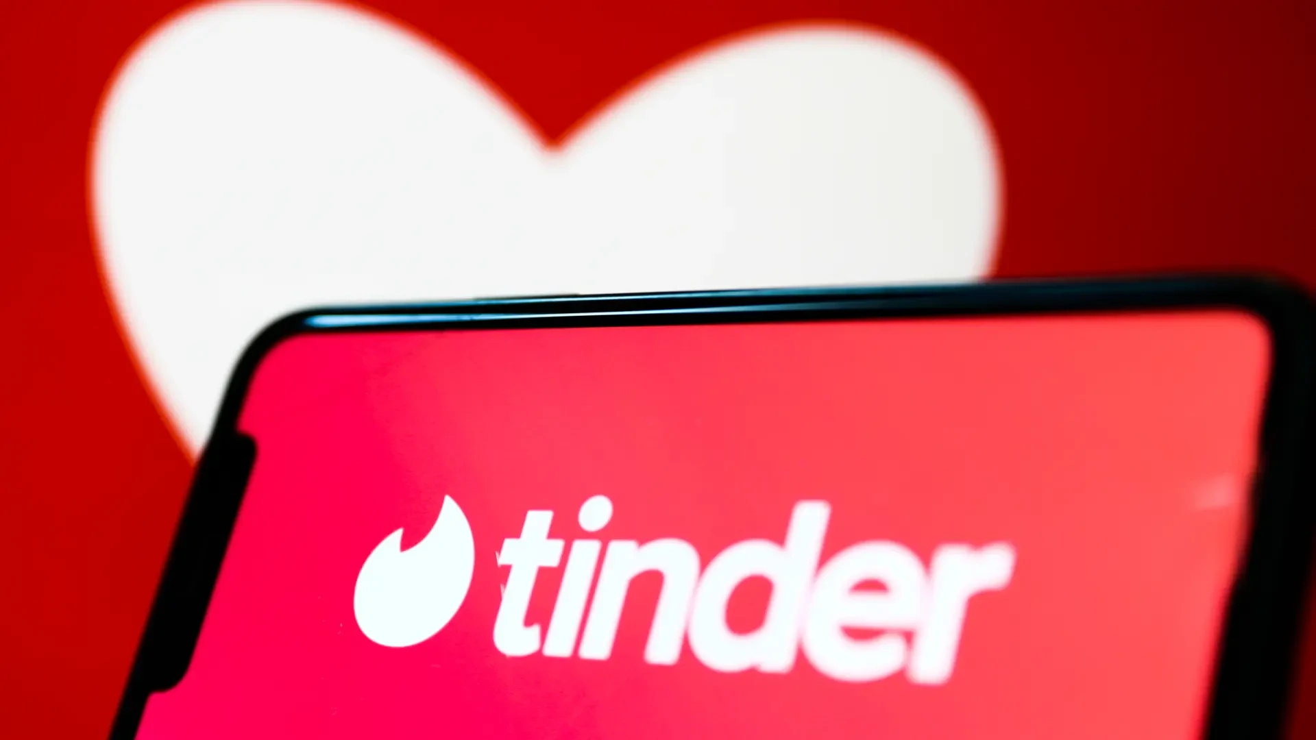Unas amigas crean un currículum a la soltera del grupo para que encuentre novio en Tinder: 