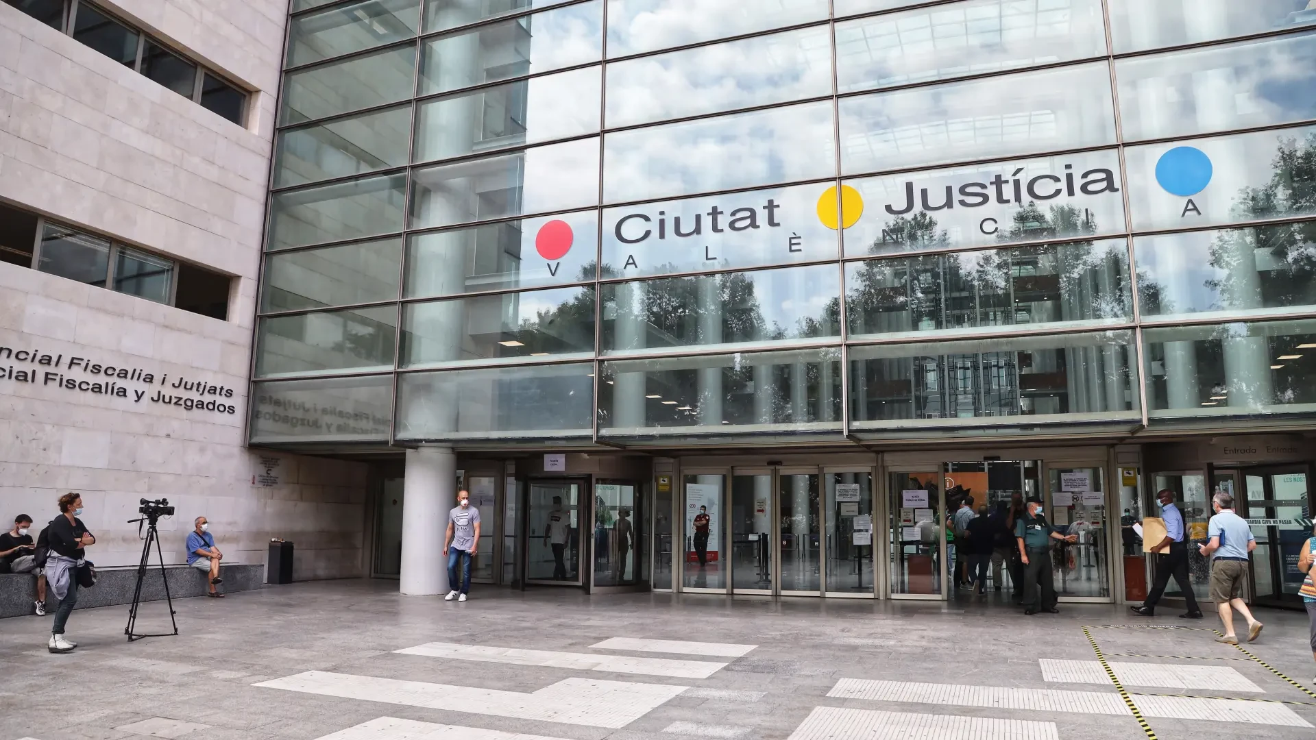 Declarado culpable el joven que mató a su exsuegro de 22 cuchilladas en l'Eliana: la Fiscalía pide 20 años de prisión