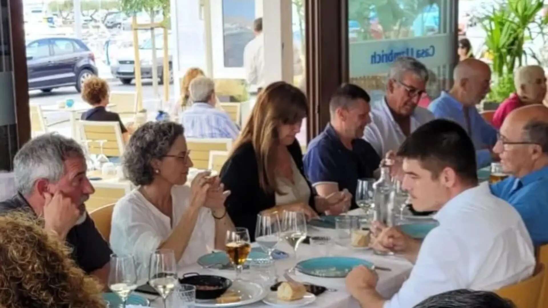 La acusada de agredir a Laura Borràs con una cubitera en una comida, al grito de 