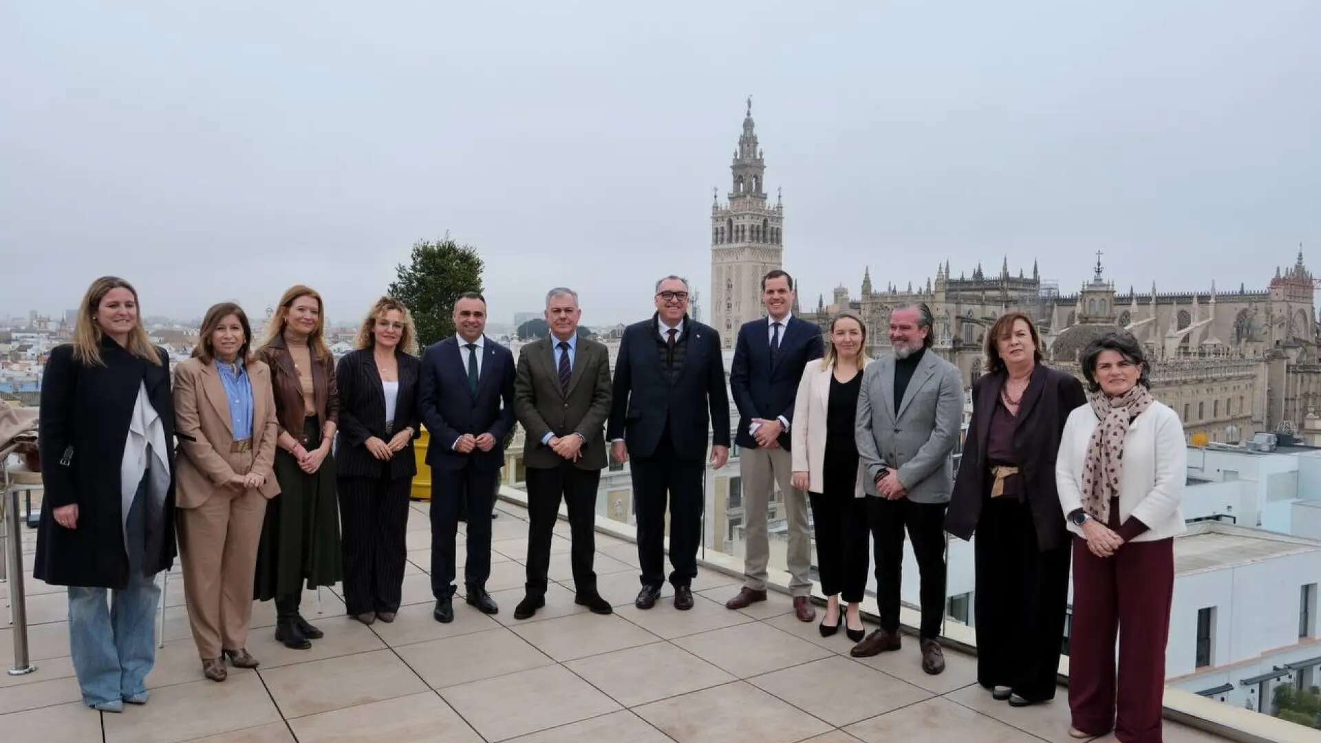 Vueling recupera el vuelo Granada-París y refuerza en Sevilla las rutas con Londres y las islas